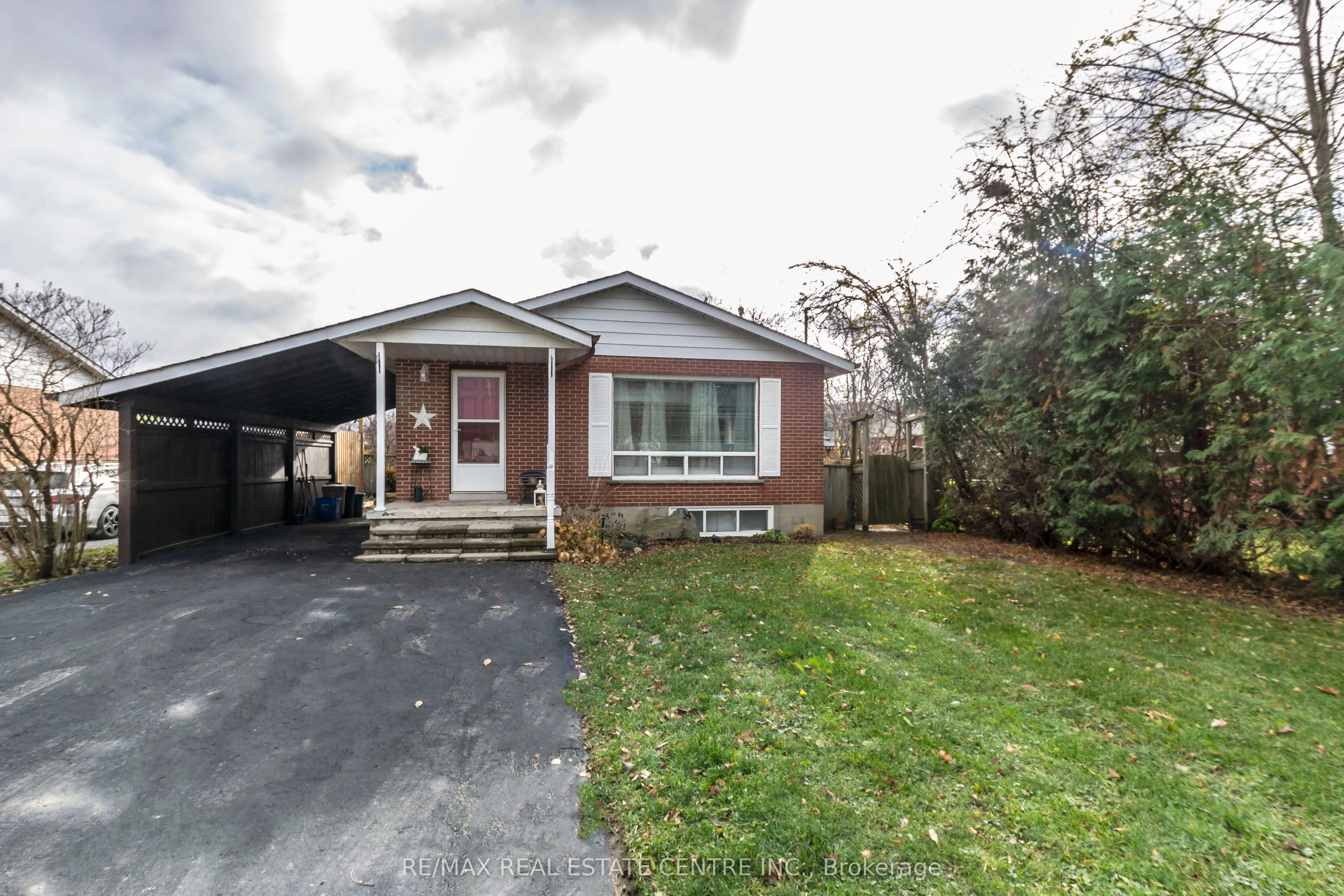 Detached 3 bedroom 1 bathroom at 34 Milton Heights Crescent in Milton - MLS# W12573568