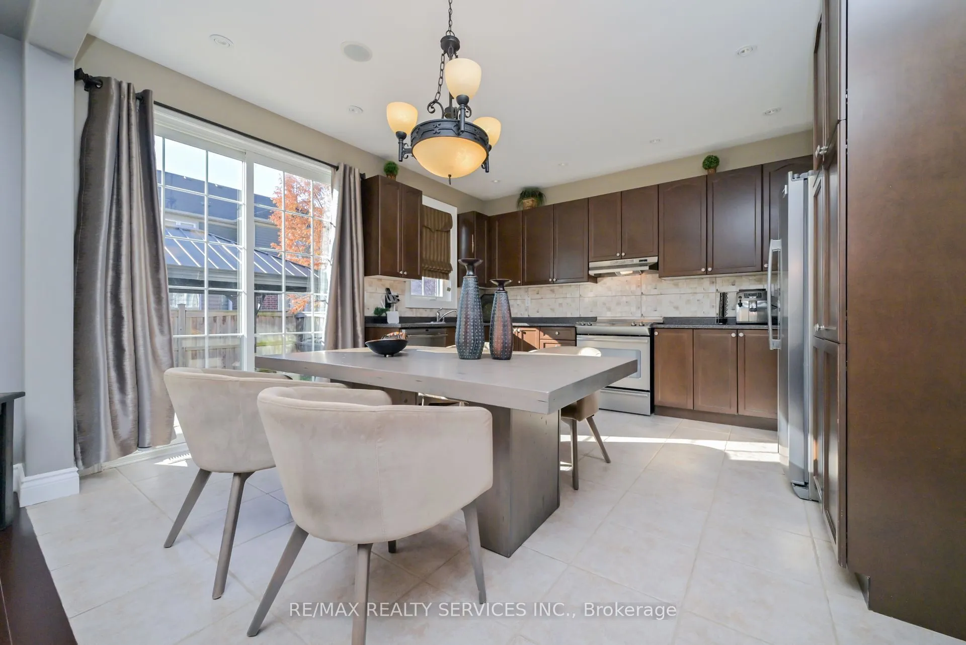 Detached living room at 876 Challinor Terrace Milton