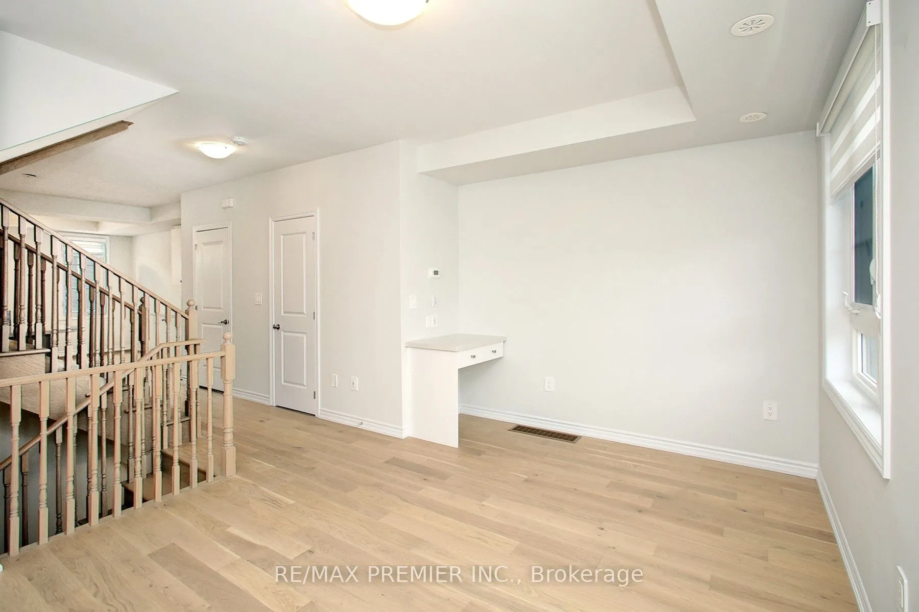 Att/Row/Townhouse kitchen at 5893 Saigon Street Mississauga