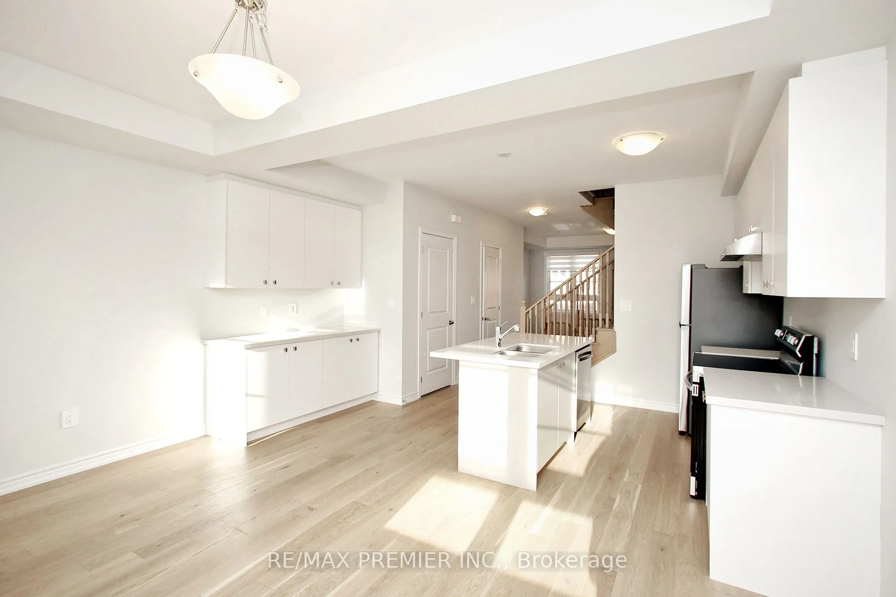 Att/Row/Townhouse interior view at 5893 Saigon Street Mississauga