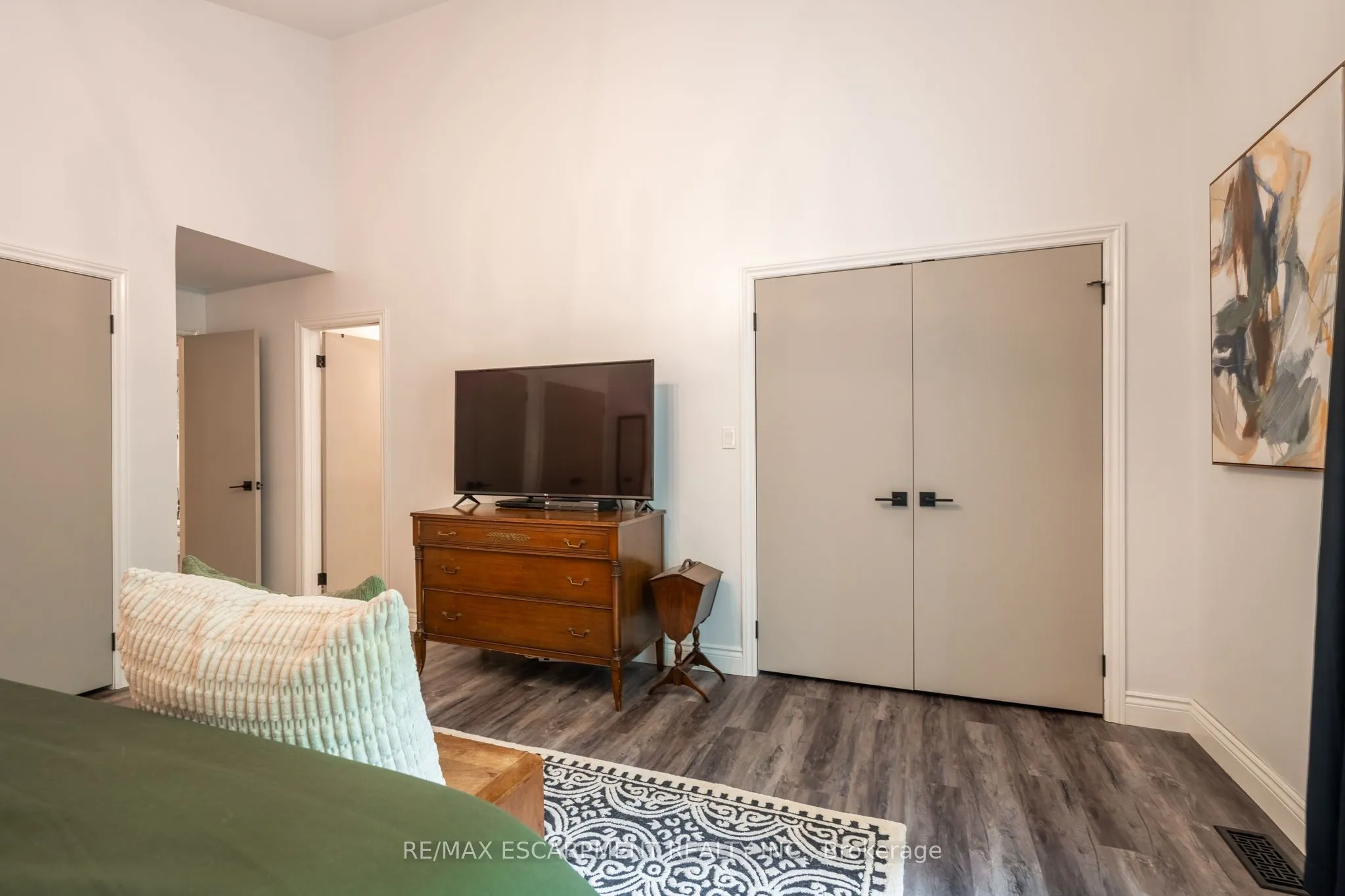 Detached living room at 7575 Milburough Line Milton