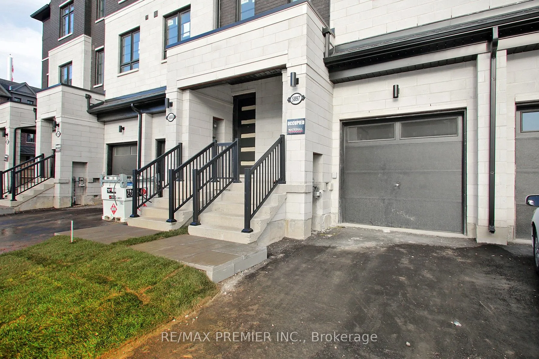Att/Row/Townhouse 4 bedroom 4 bathroom at 5897 Saigon Street in Mississauga - MLS# W12576524