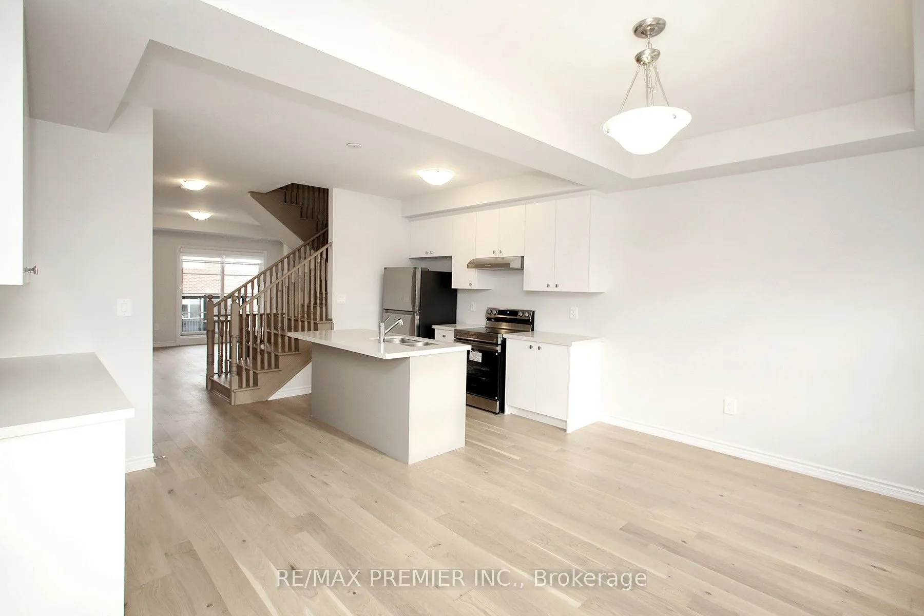 Att/Row/Townhouse interior view at 5897 Saigon Street Mississauga