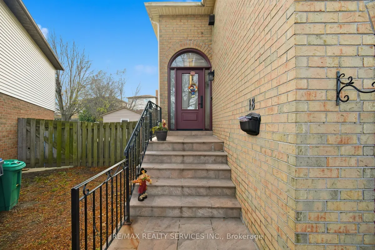 18 Myna Court, ON L6S 4H8