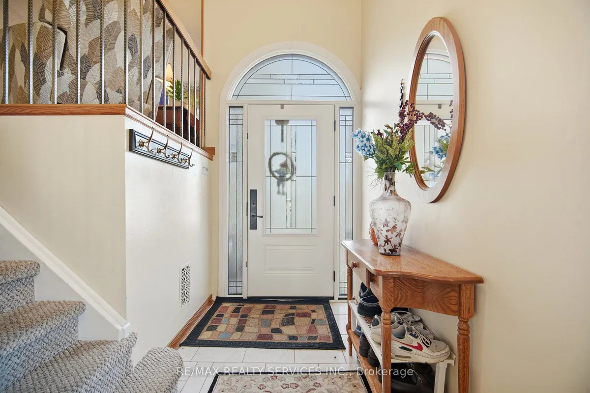 18 Myna Court, ON L6S 4H8