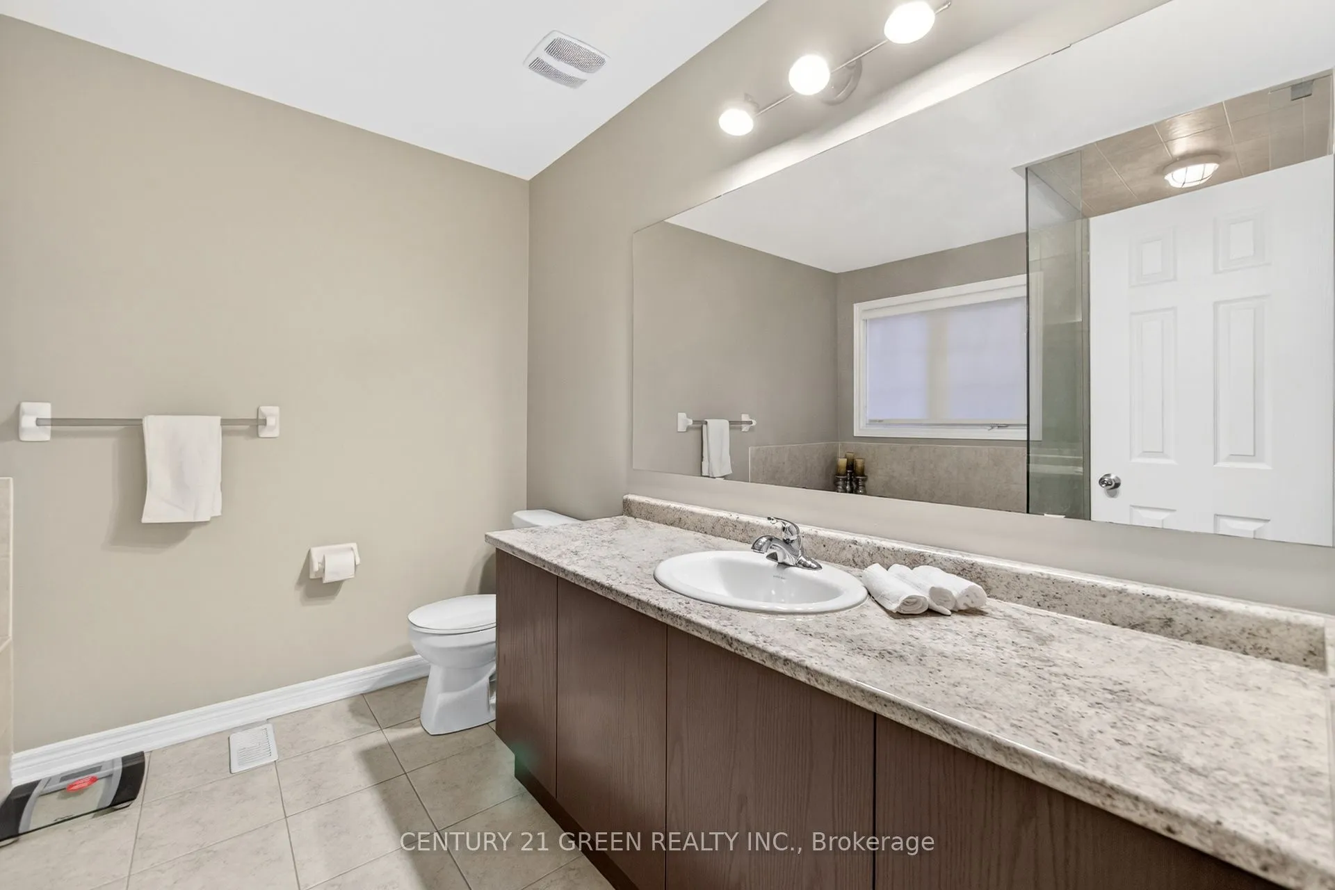 Att/Row/Townhouse interior view at 929 TRANSOM Crescent Milton