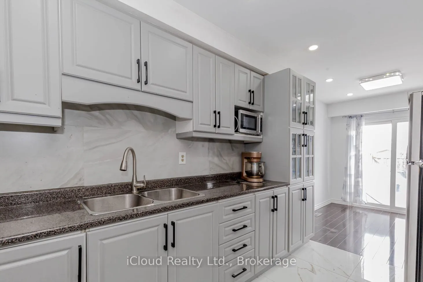 Condo Townhouse 4 bedroom 3 bathroom at 7406 Darcel Avenue in Mississauga - MLS# W12581244