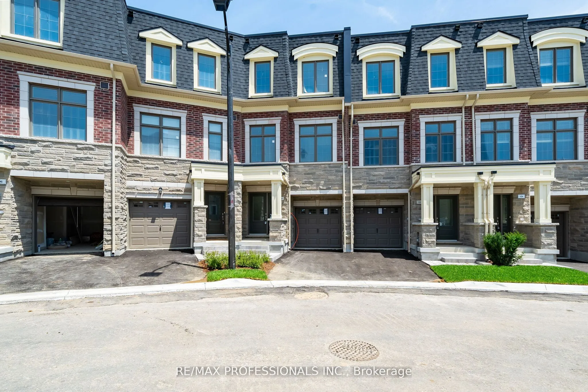 Att/Row/Townhouse 3 bedroom 4 bathroom at 100 Salina Street in Mississauga - MLS# W12581490