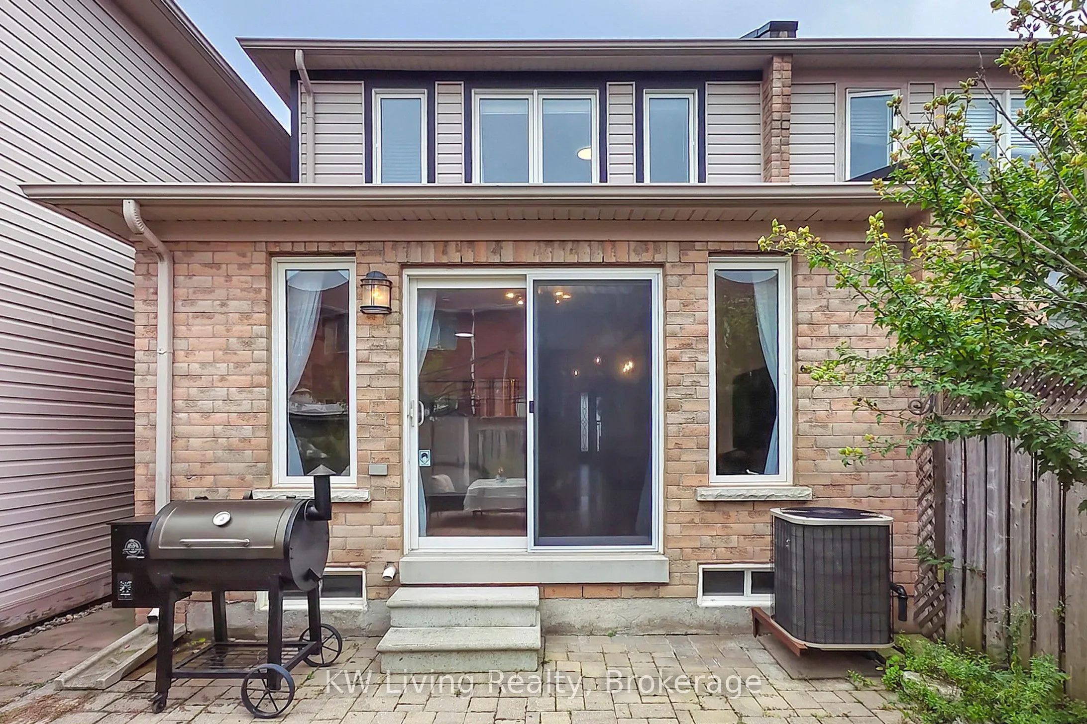Att/Row/Townhouse interior view at 759 Gleeson Road Milton