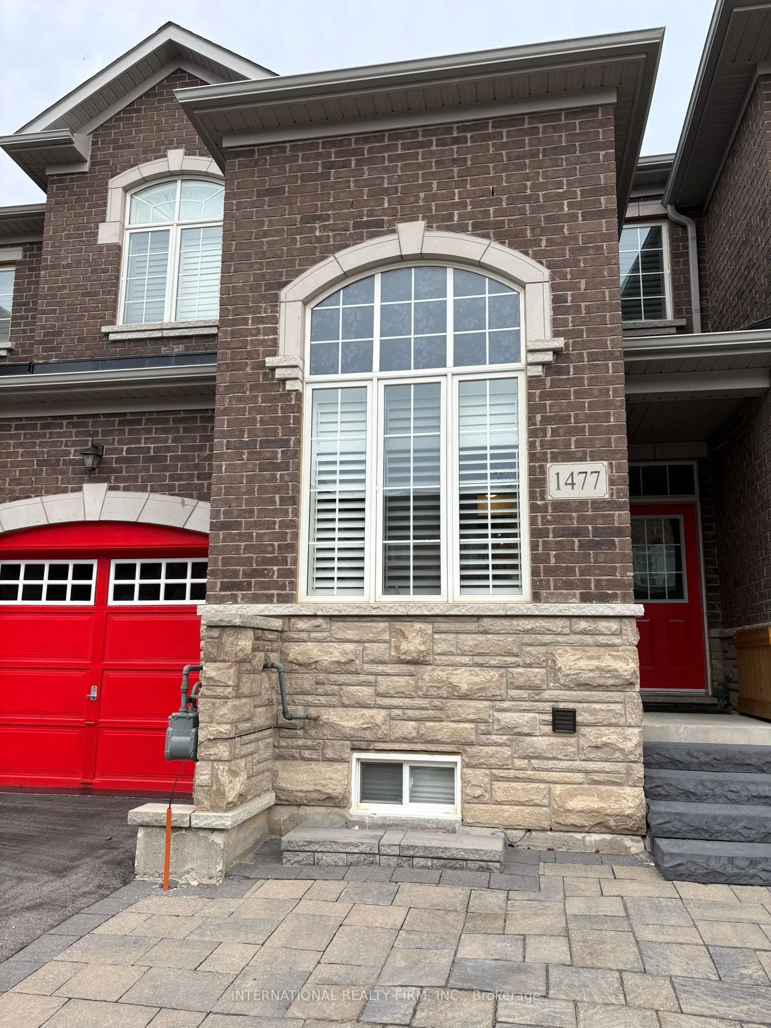 Att/Row/Townhouse living room at 1477 Pratt Heights Milton