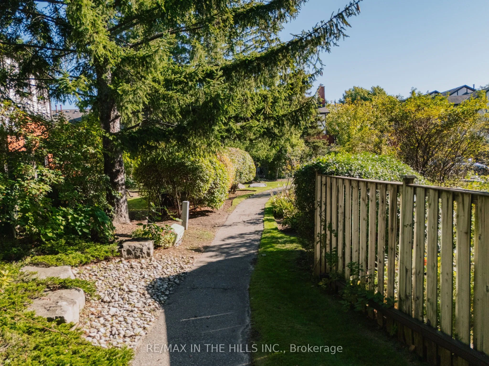 Condo Townhouse kitchen at 3360 Council Ring Road Mississauga