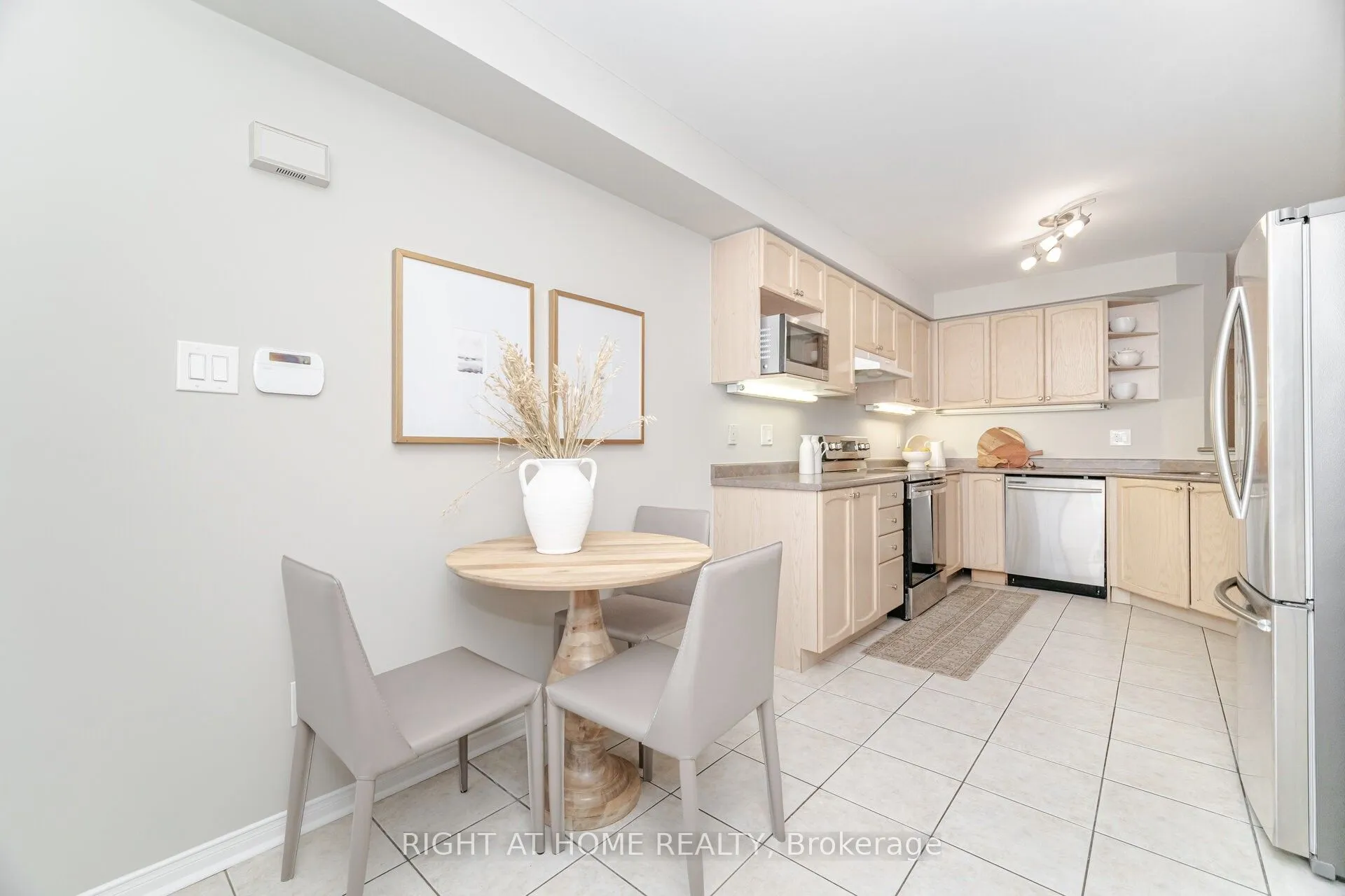 Att/Row/Townhouse kitchen at 1150 Davis Lane Milton