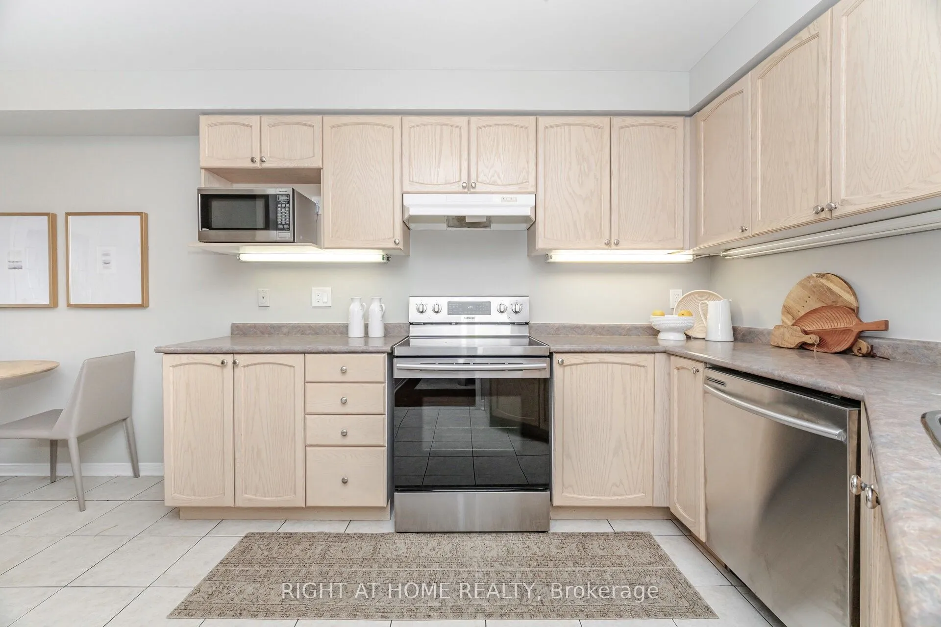 Att/Row/Townhouse living room at 1150 Davis Lane Milton