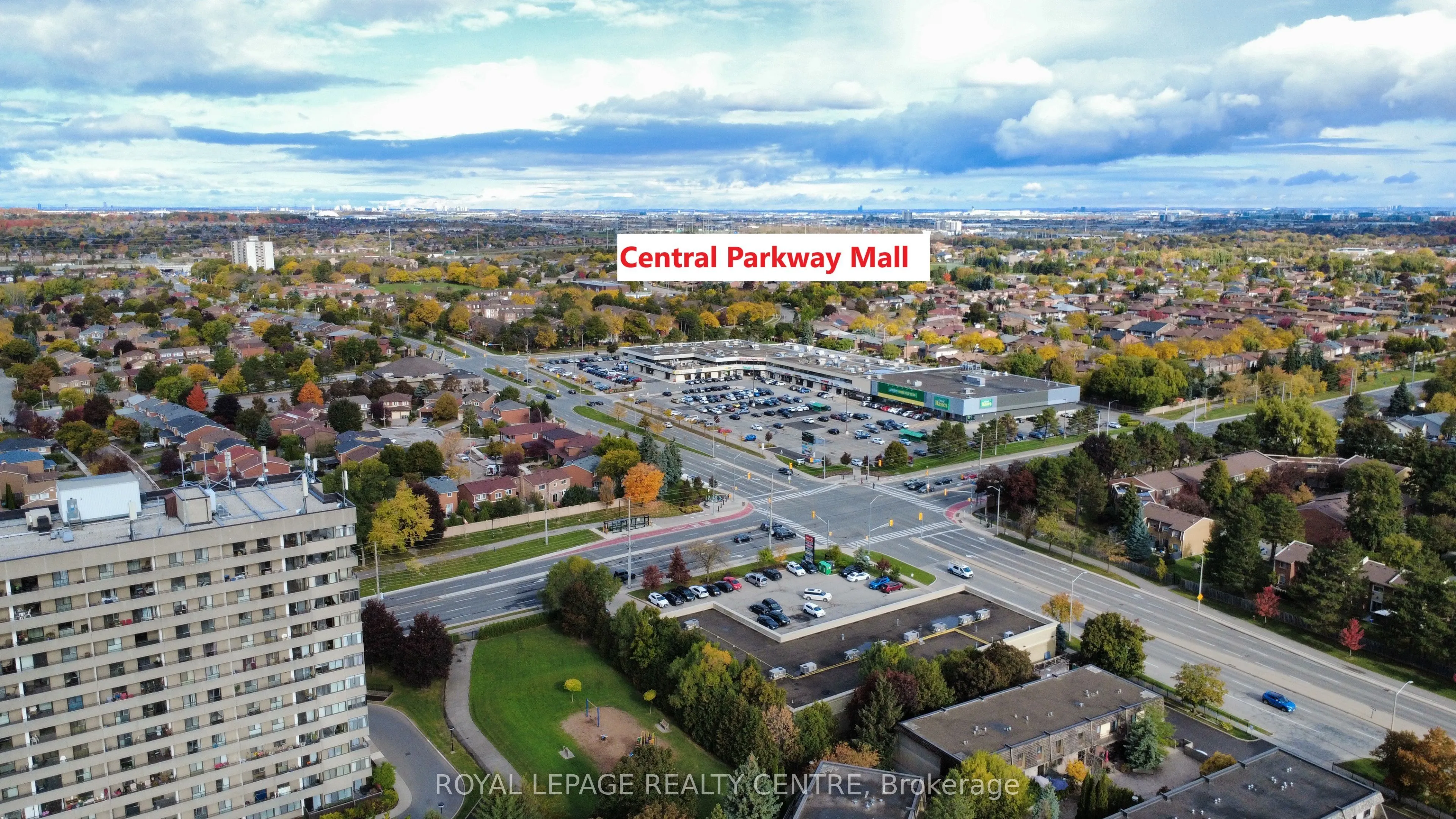 Condo Townhouse living room at 1330 Mississauga Valley Boulevard Mississauga