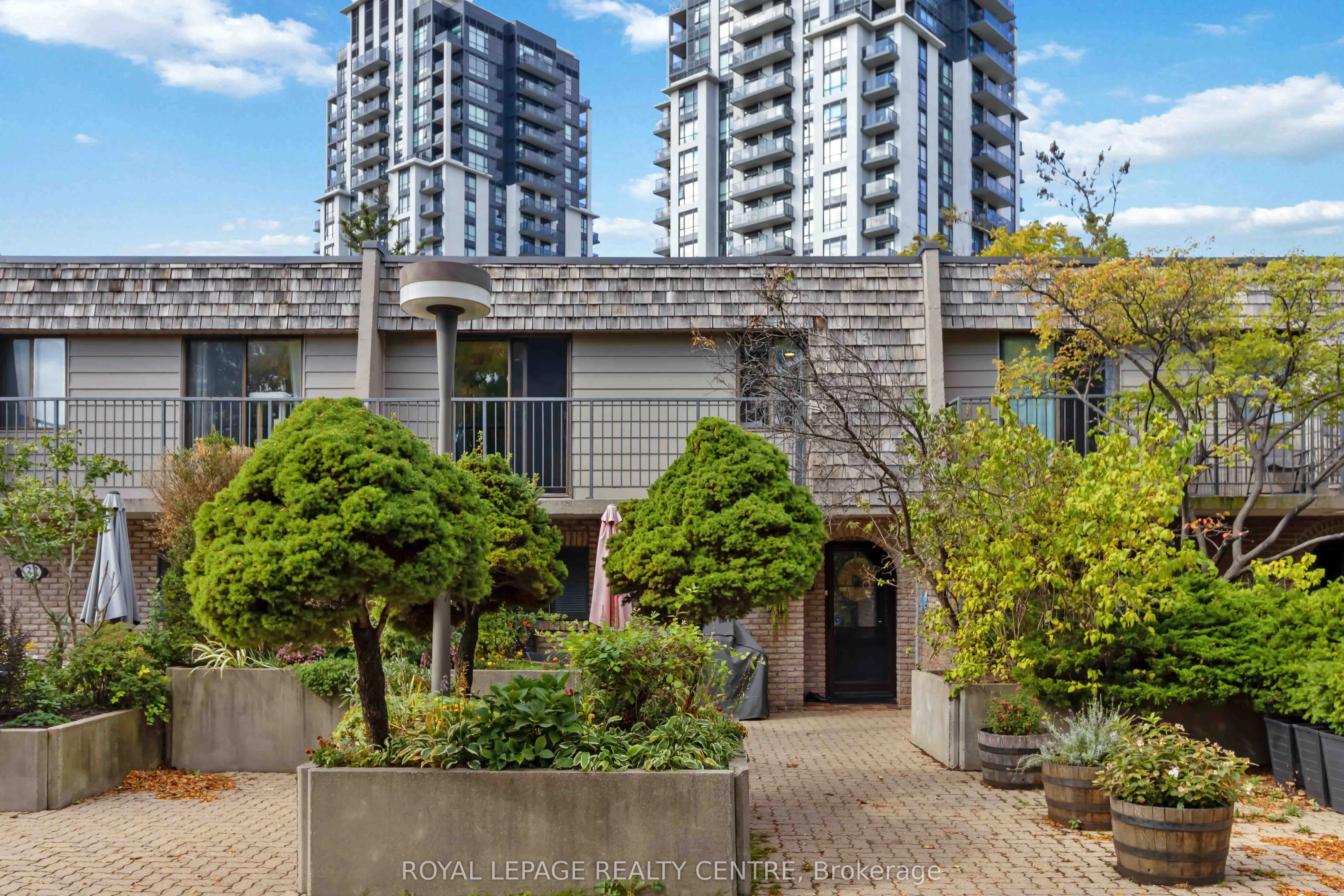 Condo Townhouse 4 bedroom 3 bathroom at 1330 Mississauga Valley Boulevard in Mississauga - MLS# W12585192