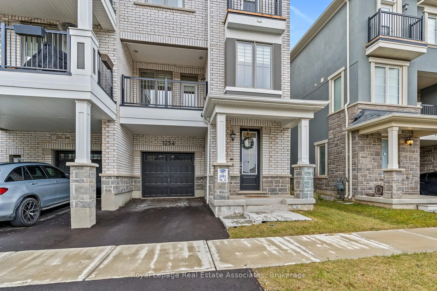 Att/Row/Townhouse living room at 1254 Havelock Gardens Milton