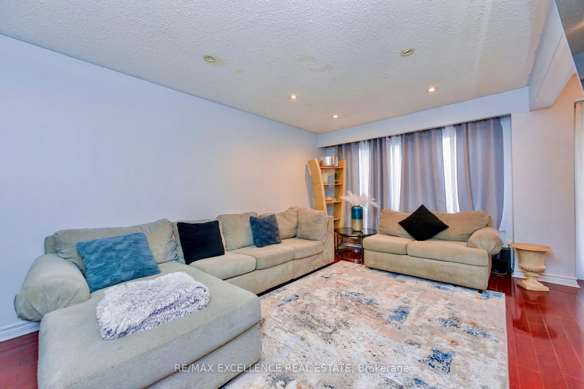 Condo Townhouse living room at 7500 Goreway Drive Mississauga