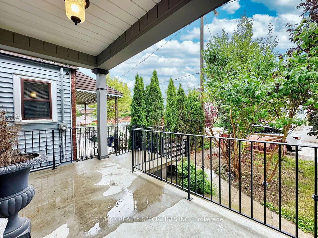 Detached living room at 252 Earlscourt Avenue Toronto