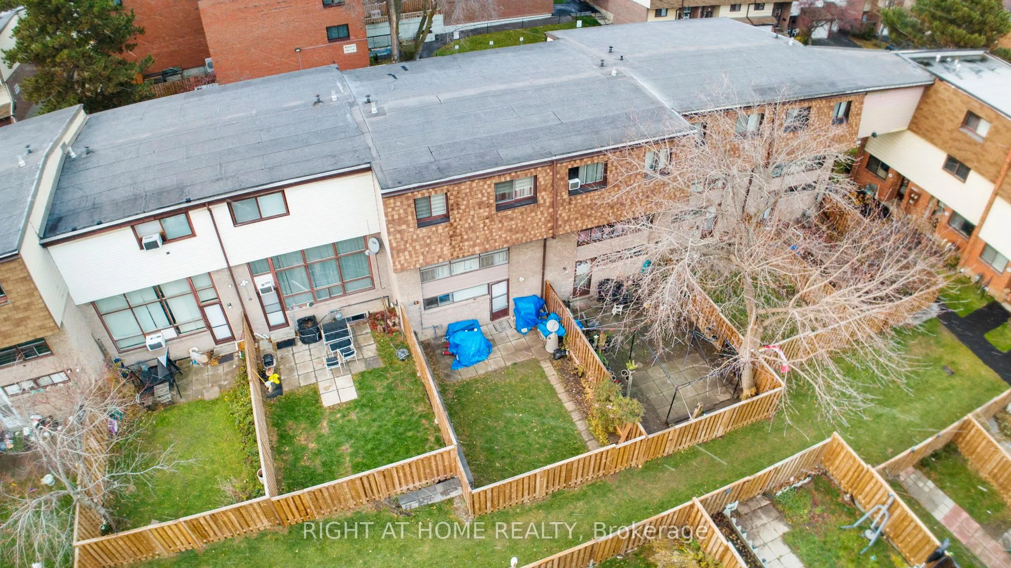 Condo Townhouse living room at 180 Mississauga Valley Boulevard Mississauga