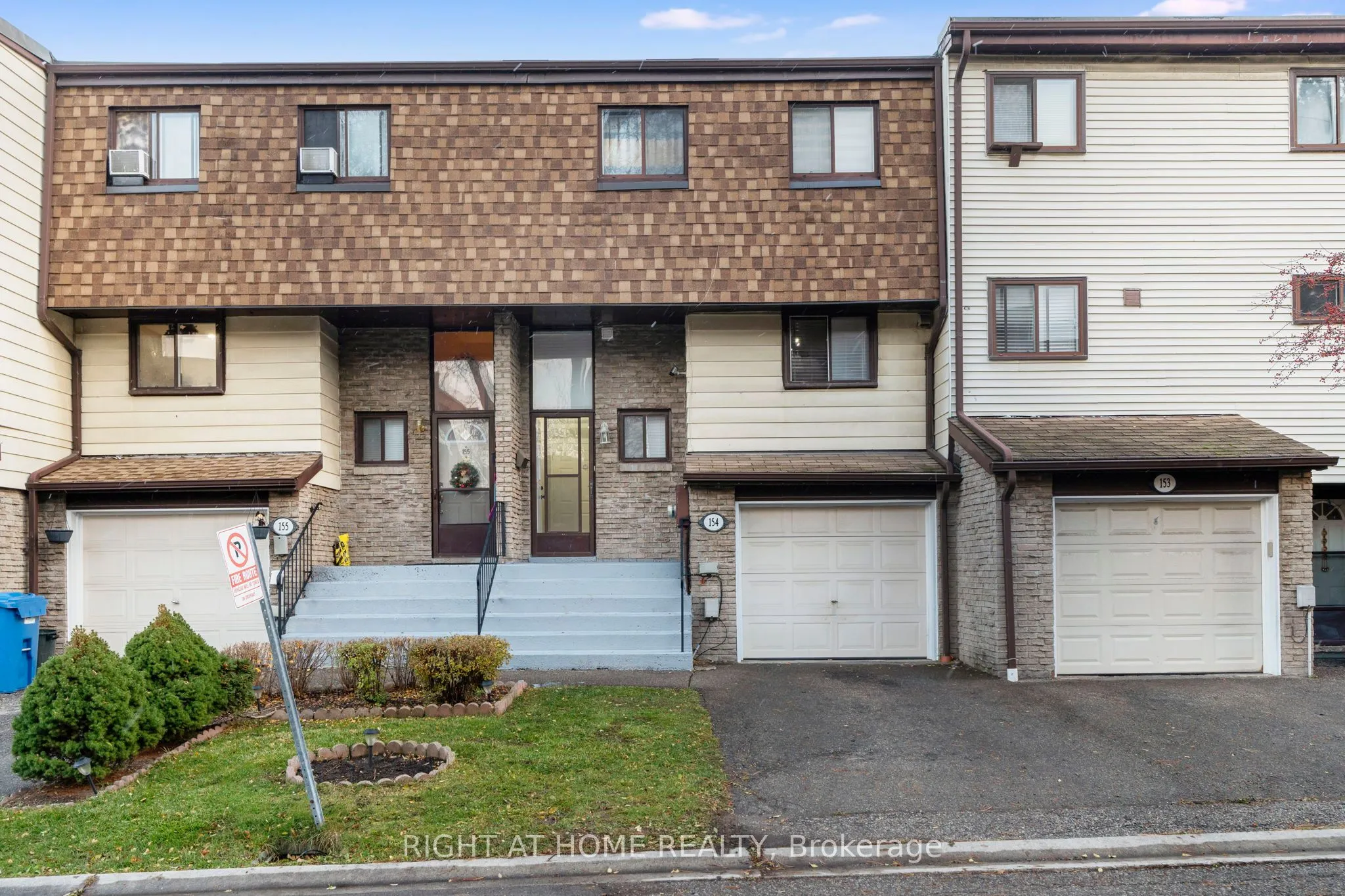 Condo Townhouse 4 bedroom 3 bathroom at 180 Mississauga Valley Boulevard in Mississauga - MLS# W12588076