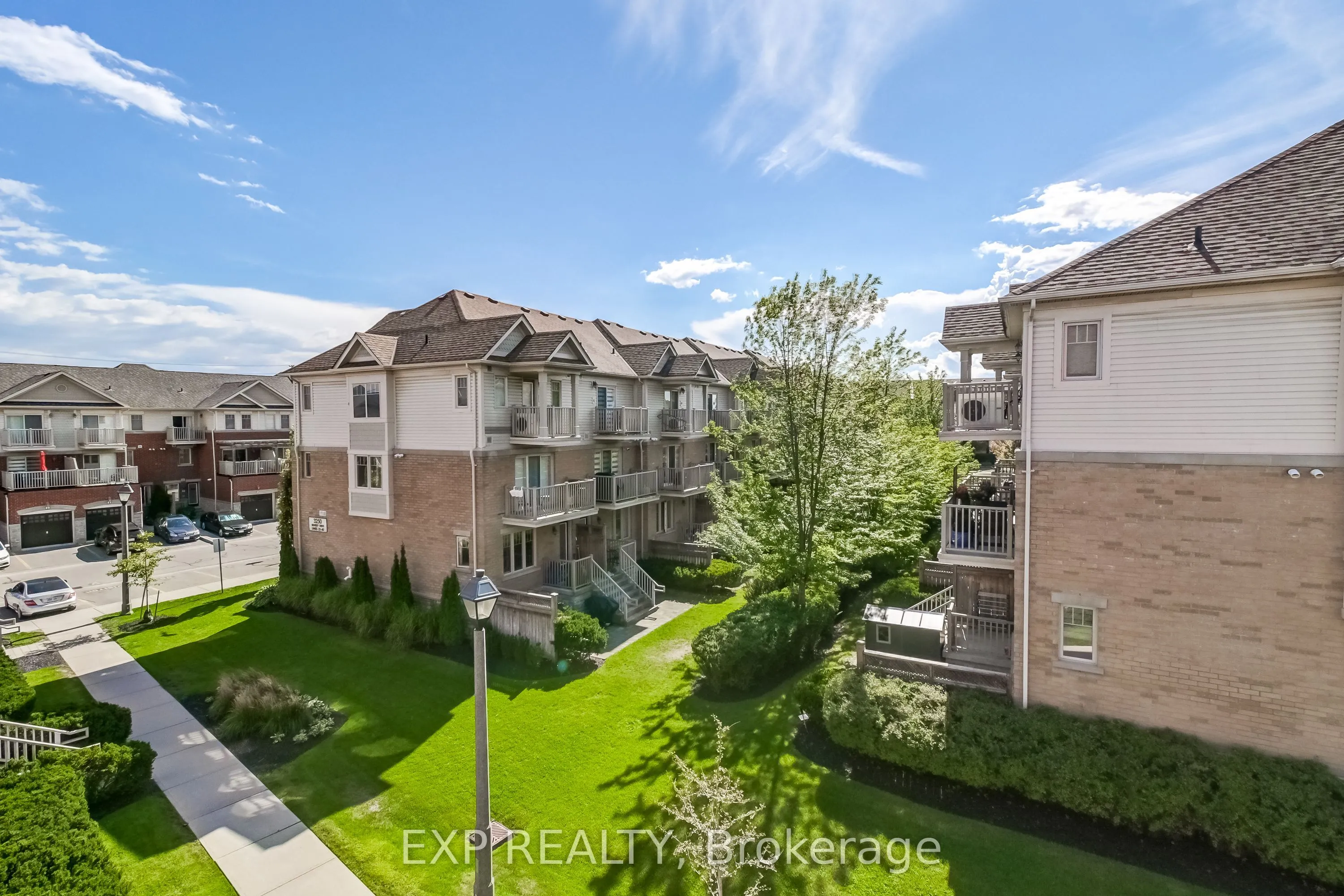 Condo Townhouse interior view at 3250 Bentley Drive Mississauga
