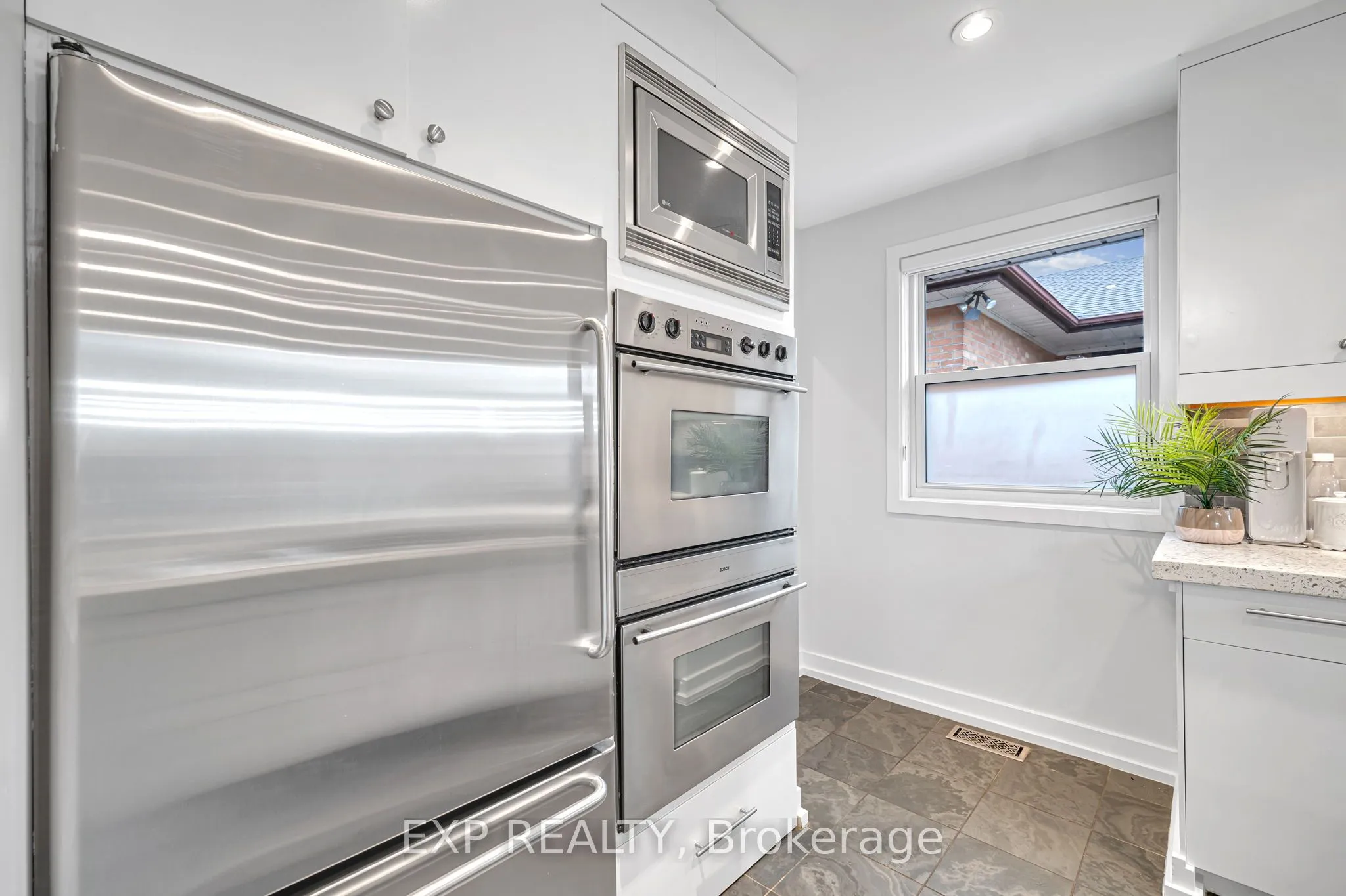 Detached kitchen at 29 Newell Court Toronto