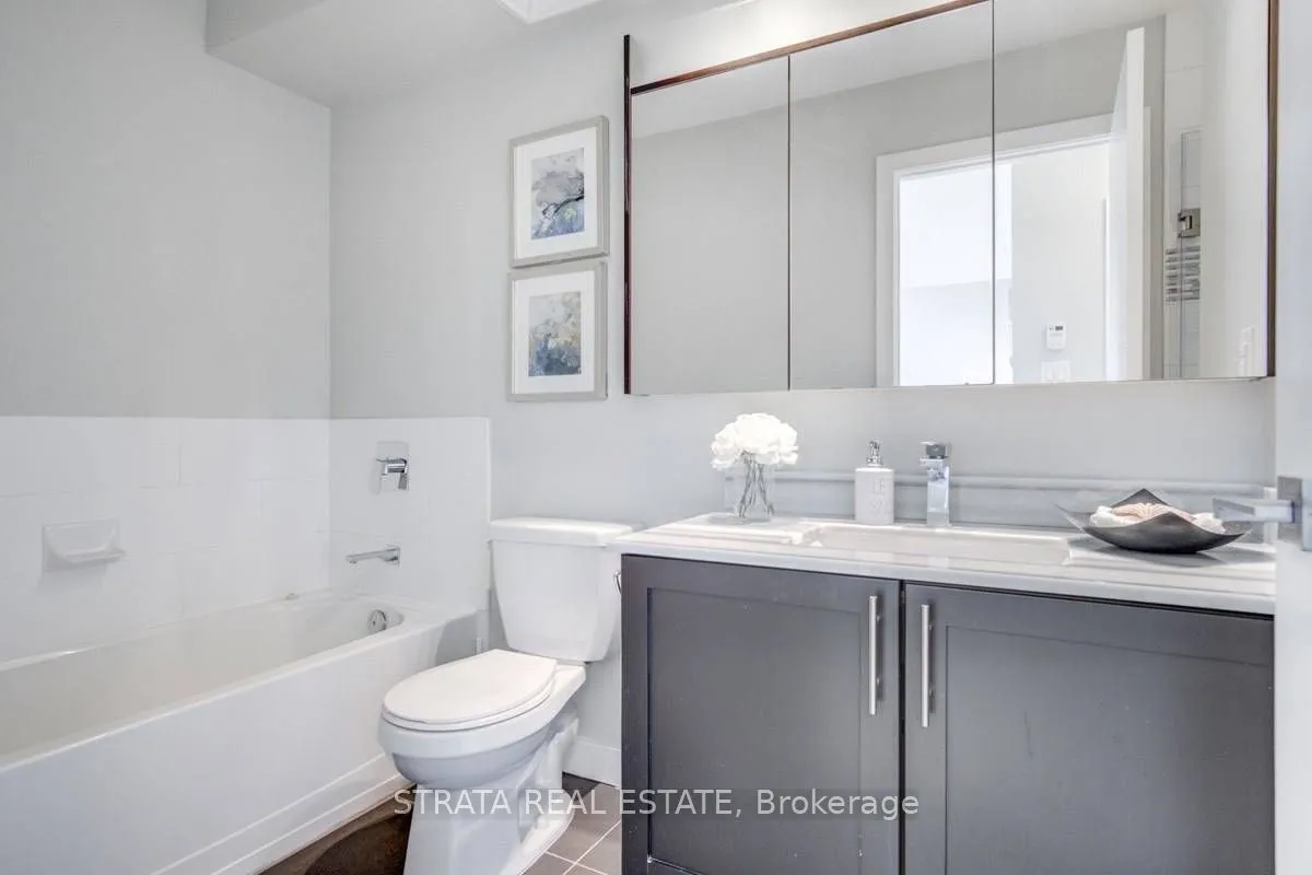 Condo Townhouse kitchen at 4070 Parkside Village Drive Mississauga