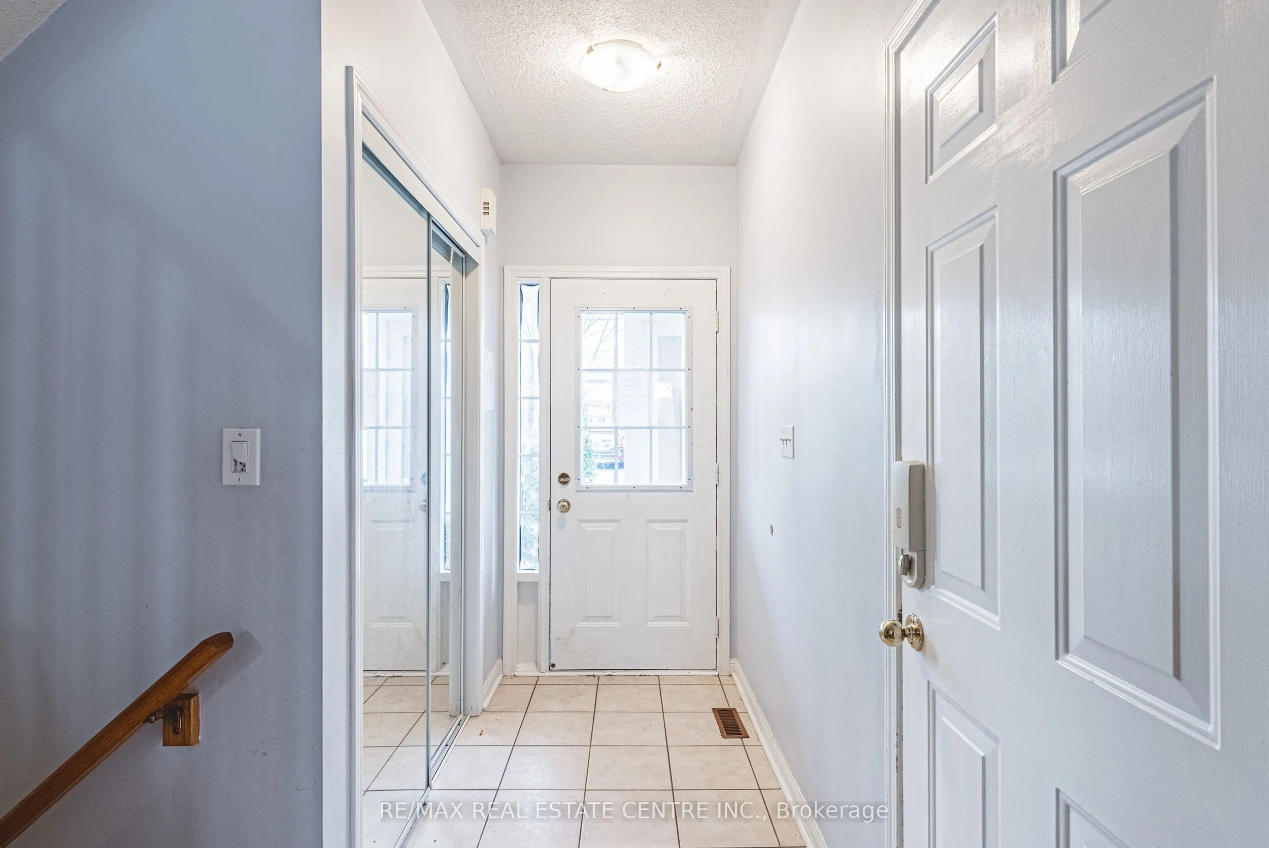 Att/Row/Townhouse living room at 1133 Barclay Circle Milton