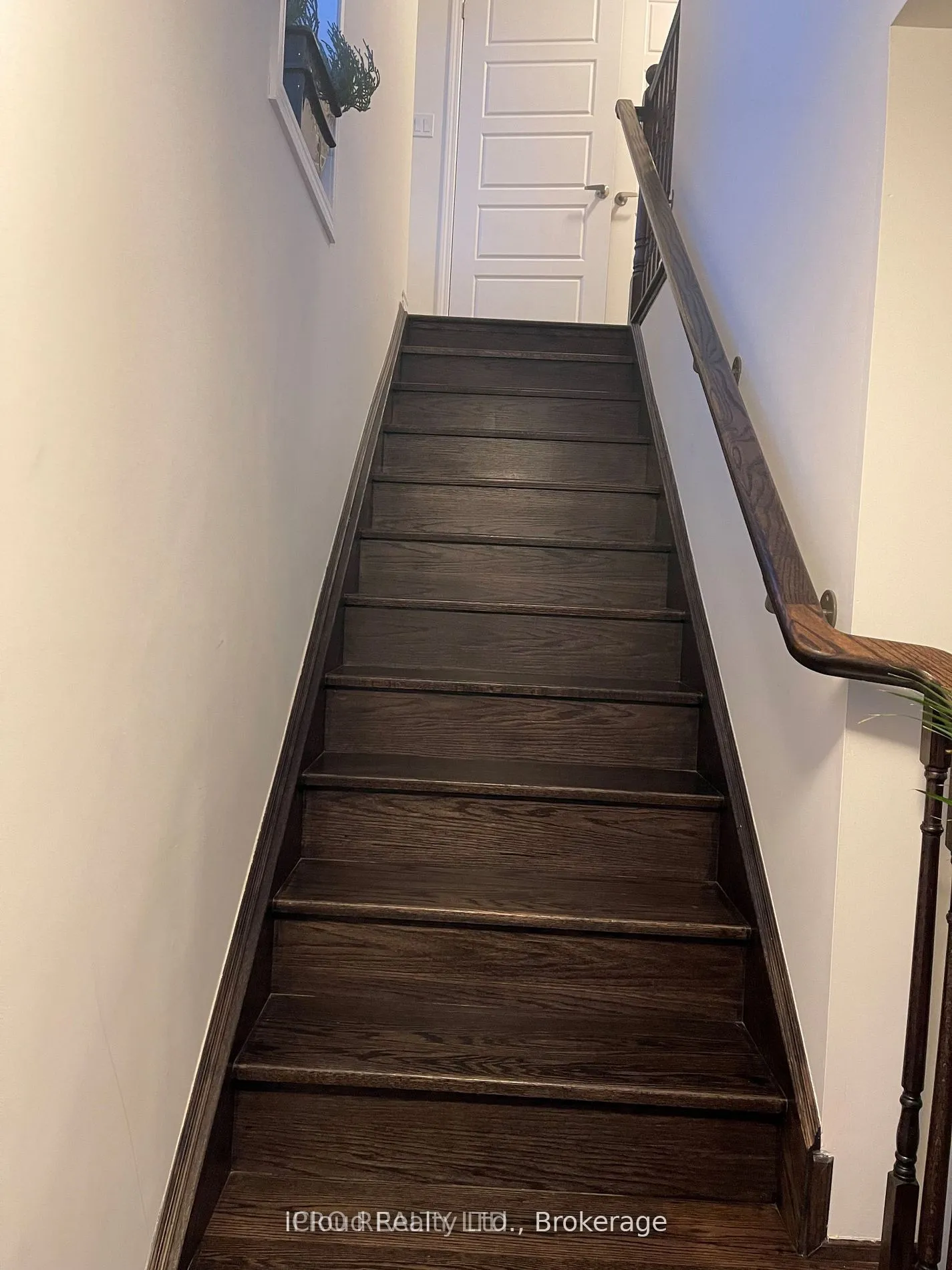 Att/Row/Townhouse living room at 998 Alder Gate Milton