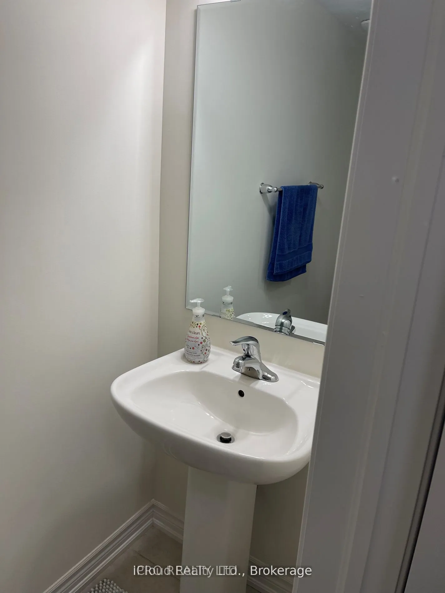 Att/Row/Townhouse interior view at 998 Alder Gate Milton