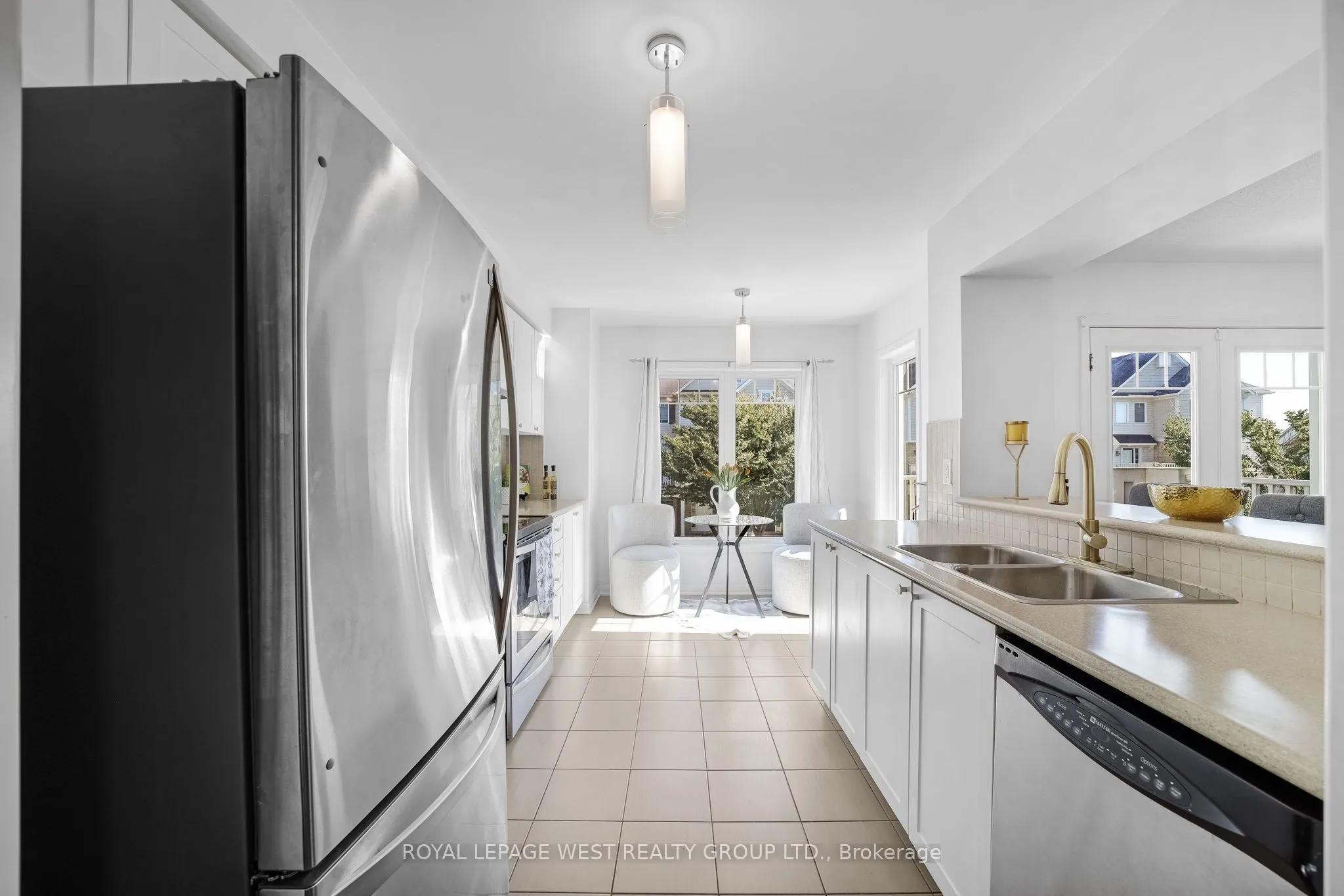 Att/Row/Townhouse interior view at 551 Pharo N/A Milton