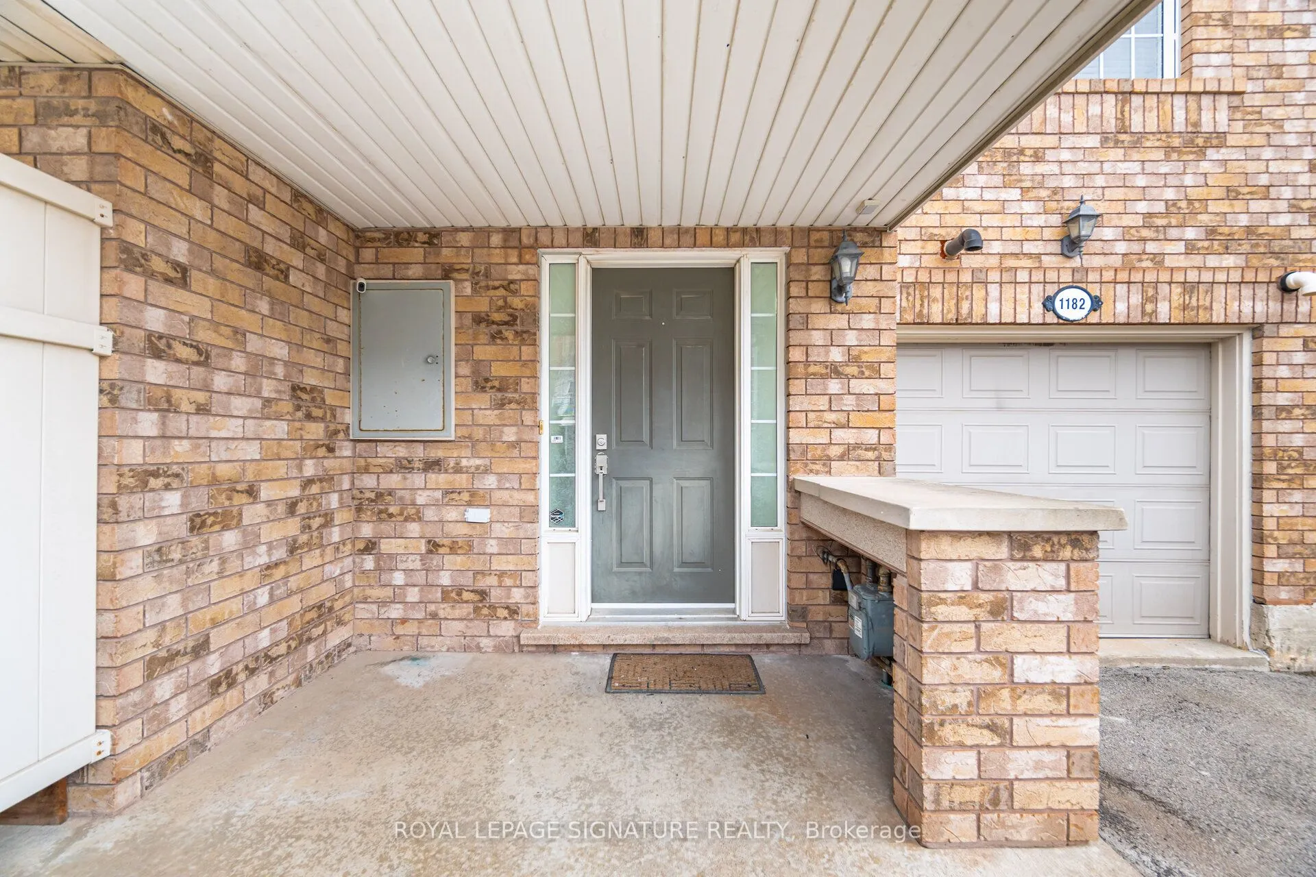 Att/Row/Townhouse living room at 1182 Barnard Drive Milton