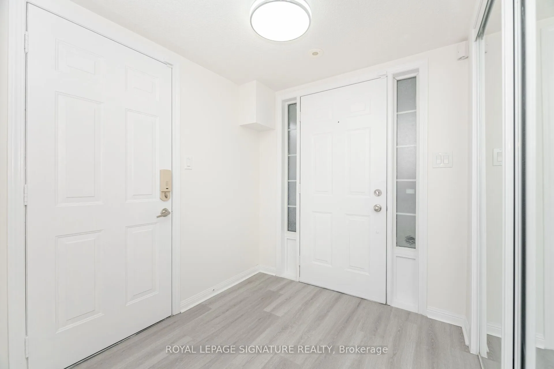 Att/Row/Townhouse kitchen at 1182 Barnard Drive Milton