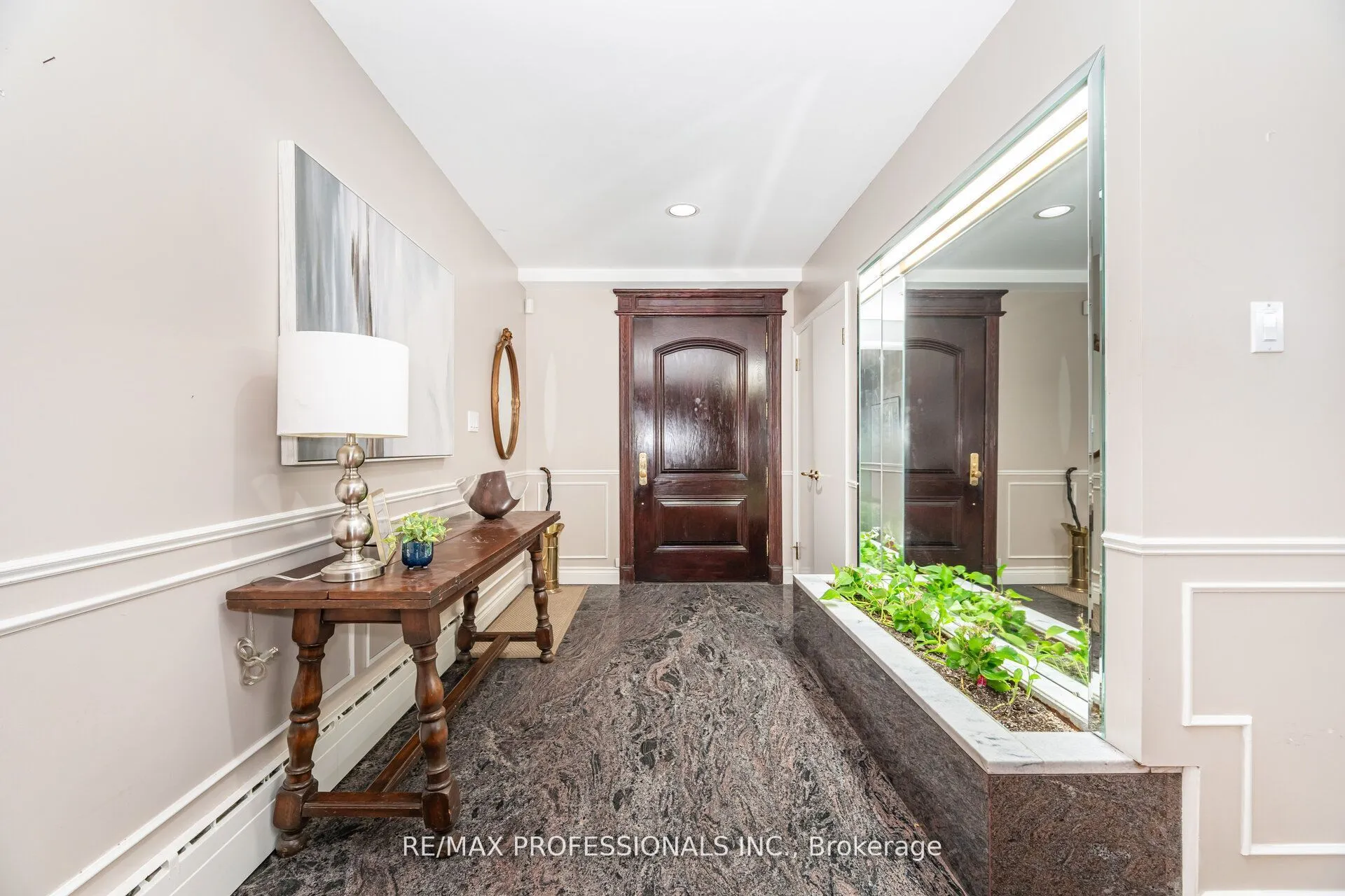 Detached kitchen at 32 Edenbrook Hill Toronto