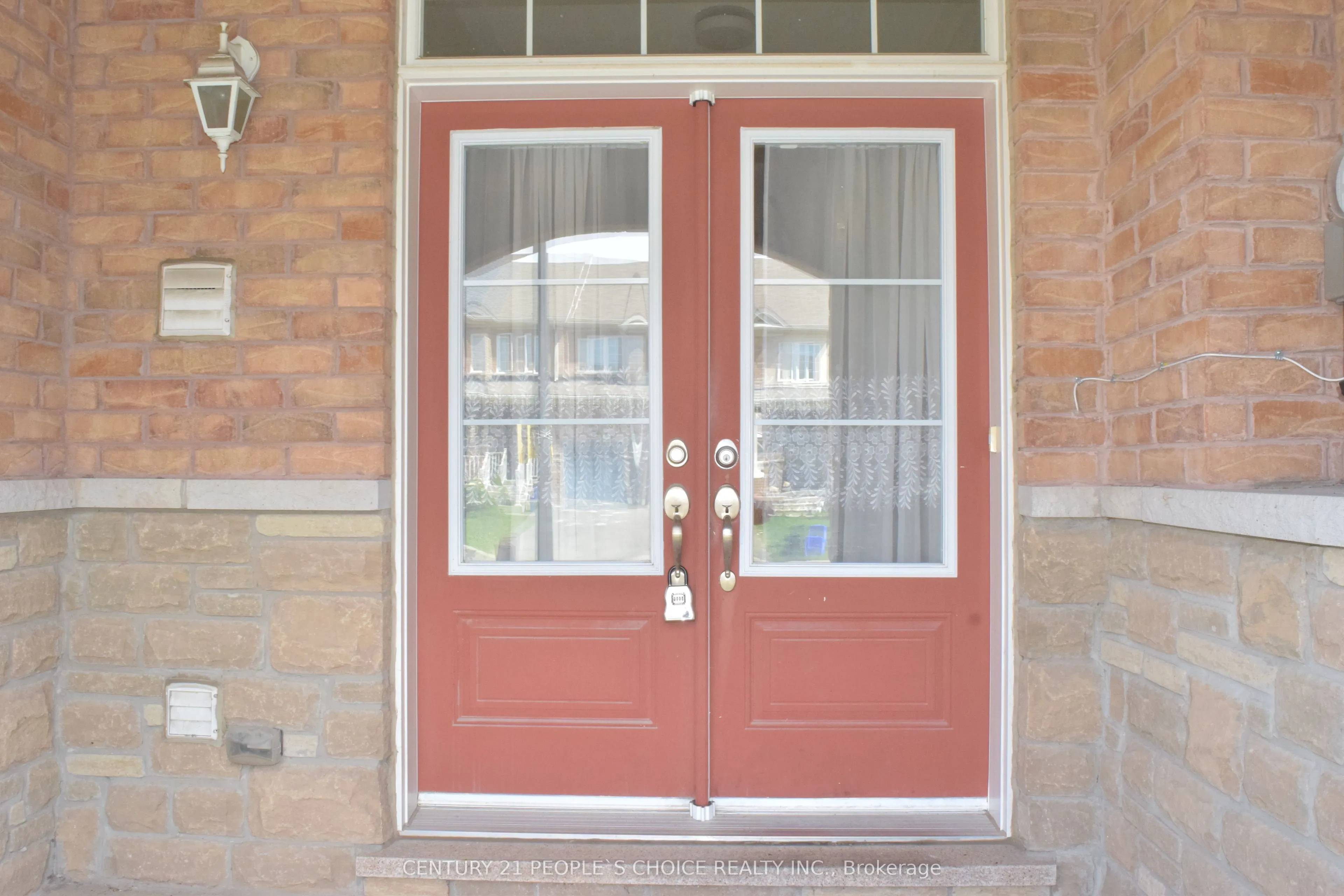 Att/Row/Townhouse living room at 20 Munch Place Milton