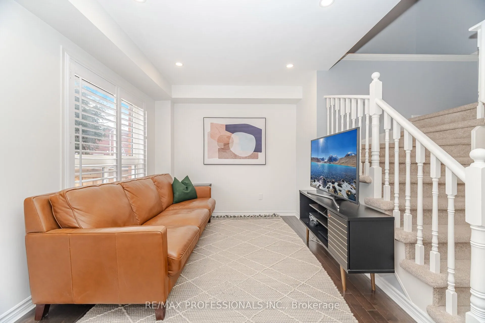 Att/Row/Townhouse living room at 2 Dawson Crescent Milton