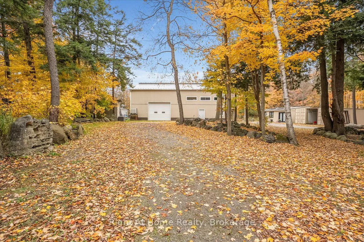 Detached living room at 9658 Second Line Milton