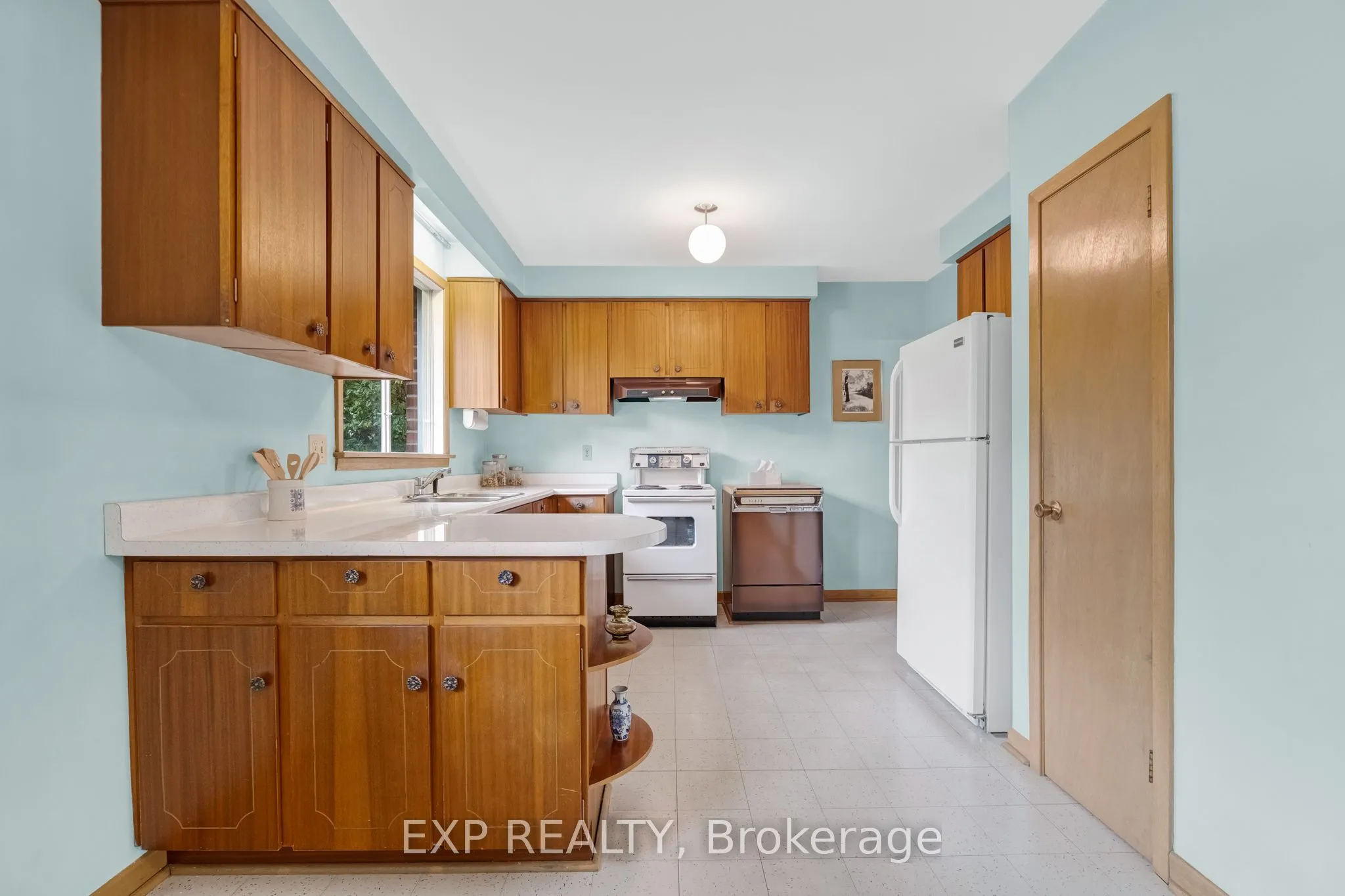 Detached interior view at 28 Aviemore Drive Toronto