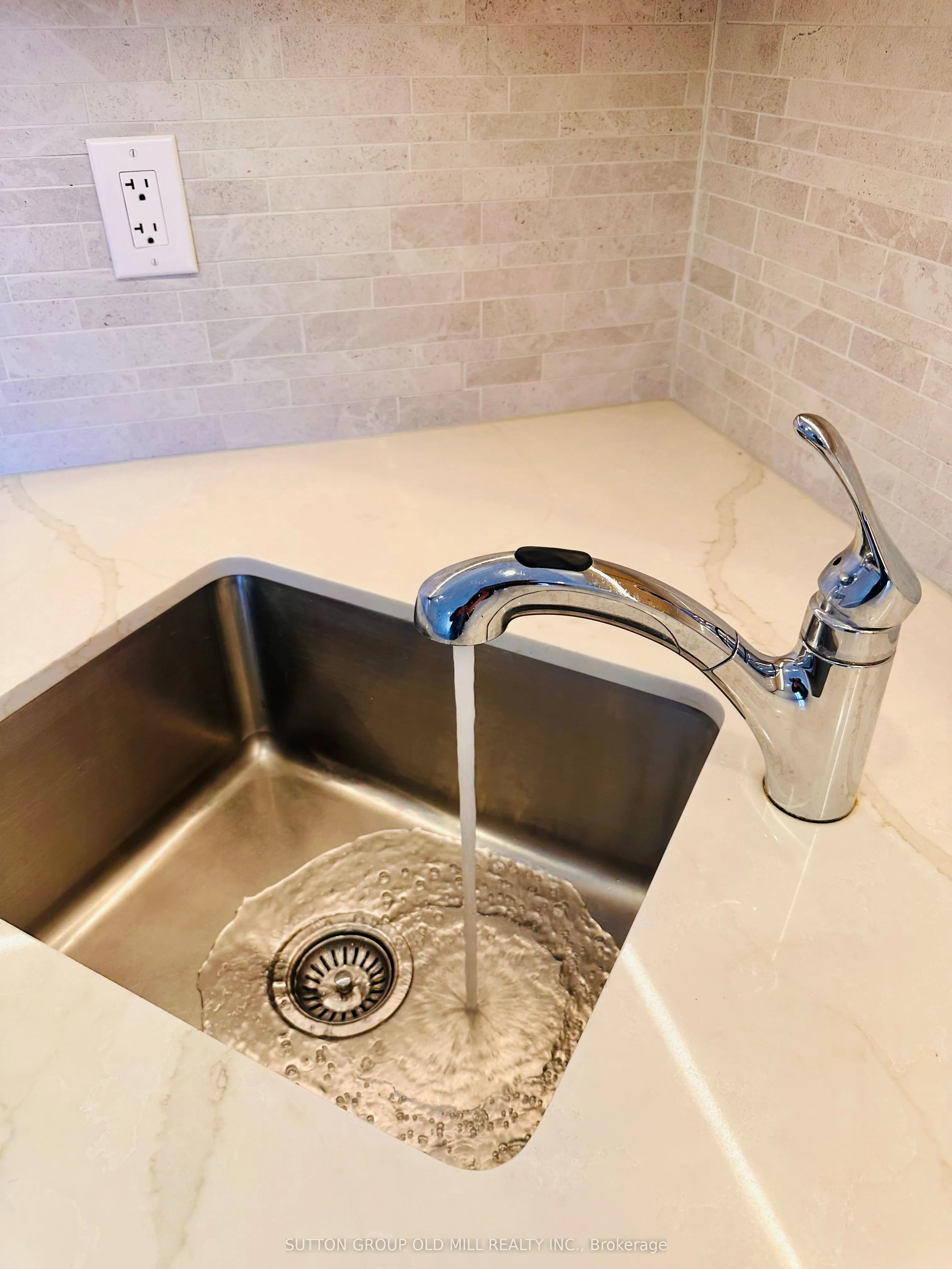 Att/Row/Townhouse kitchen at 1032 Burnhamthorpe Road Mississauga