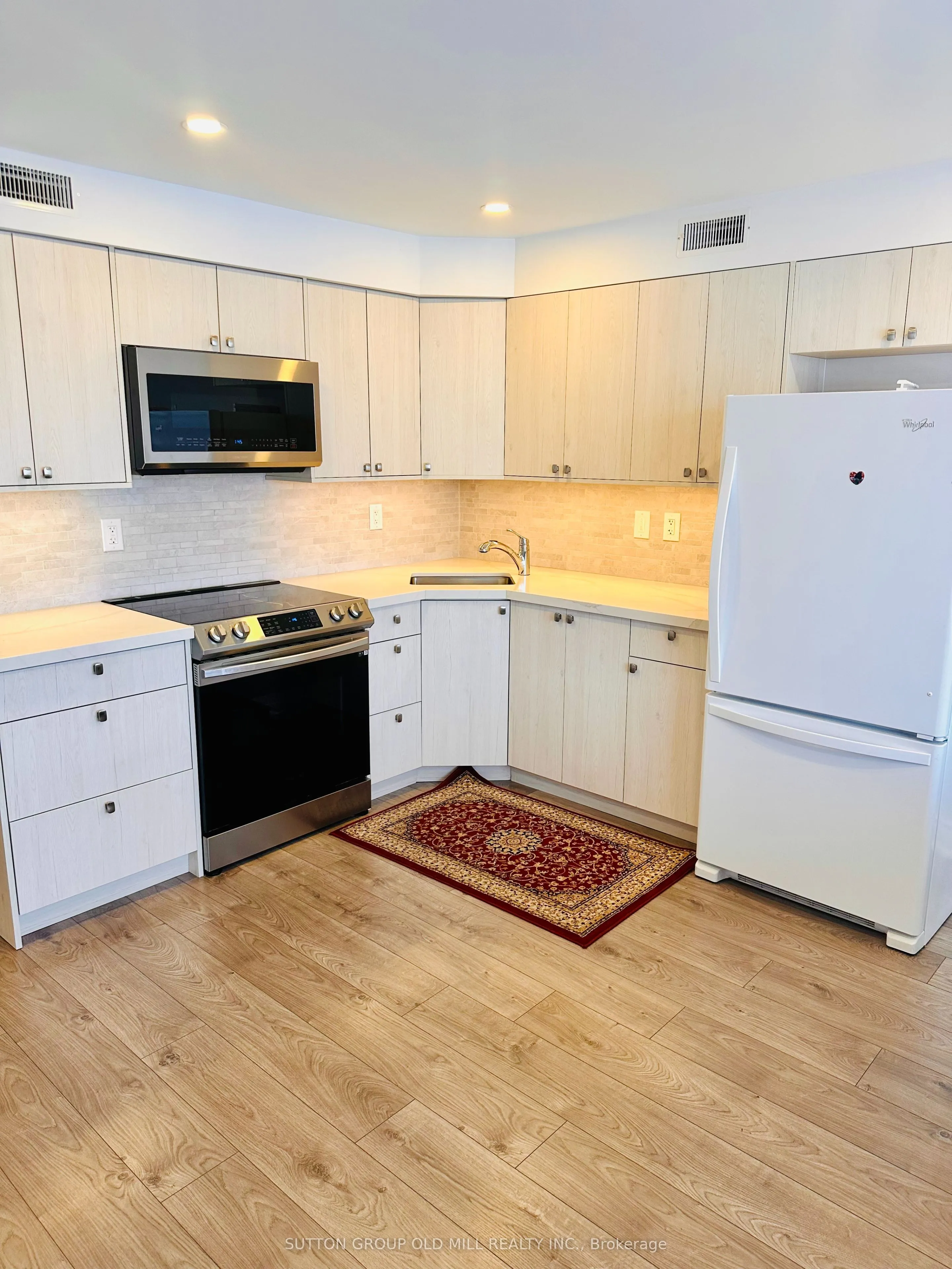 Att/Row/Townhouse interior view at 1032 Burnhamthorpe Road Mississauga