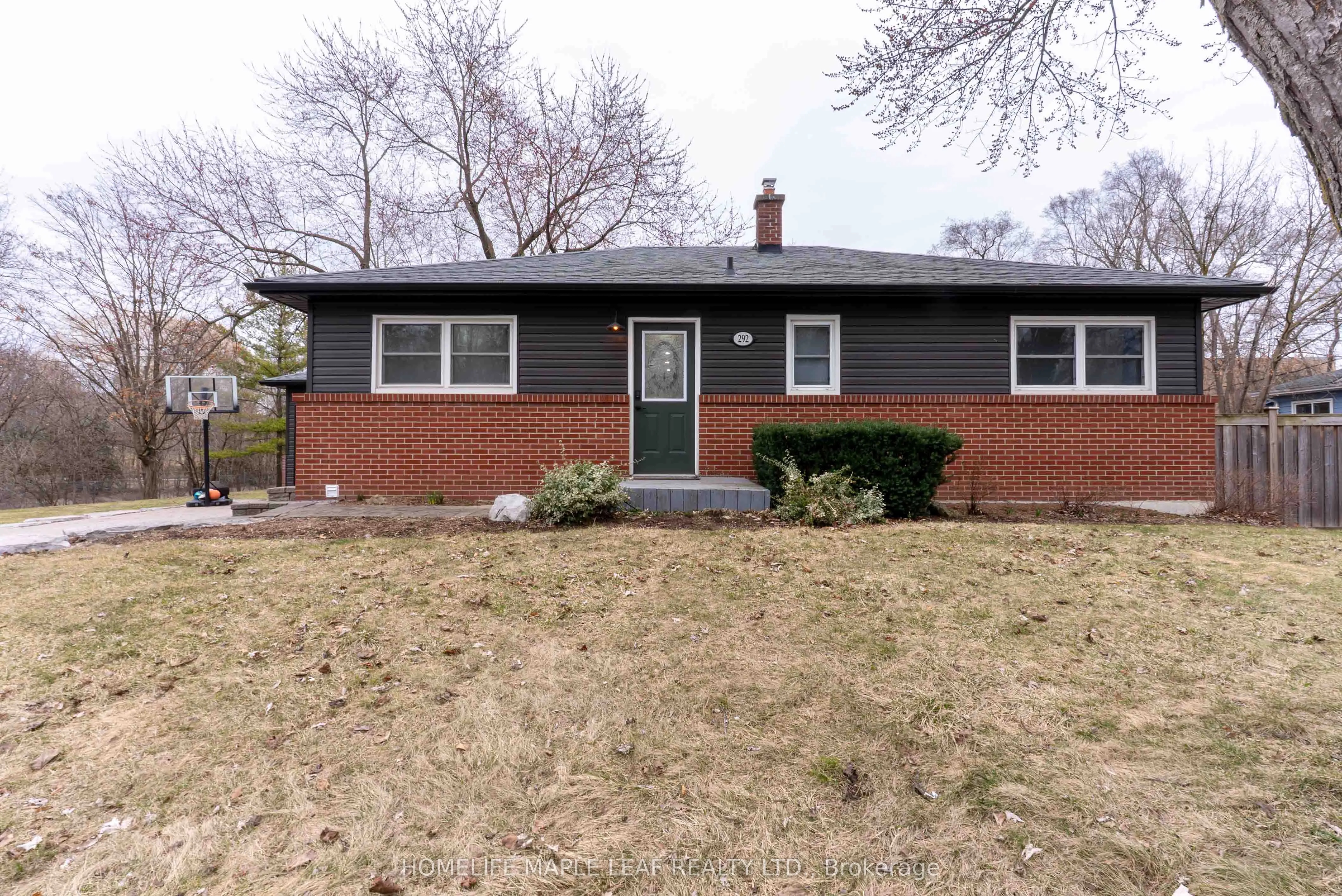 Detached living room at 292 Woodward Avenue Milton