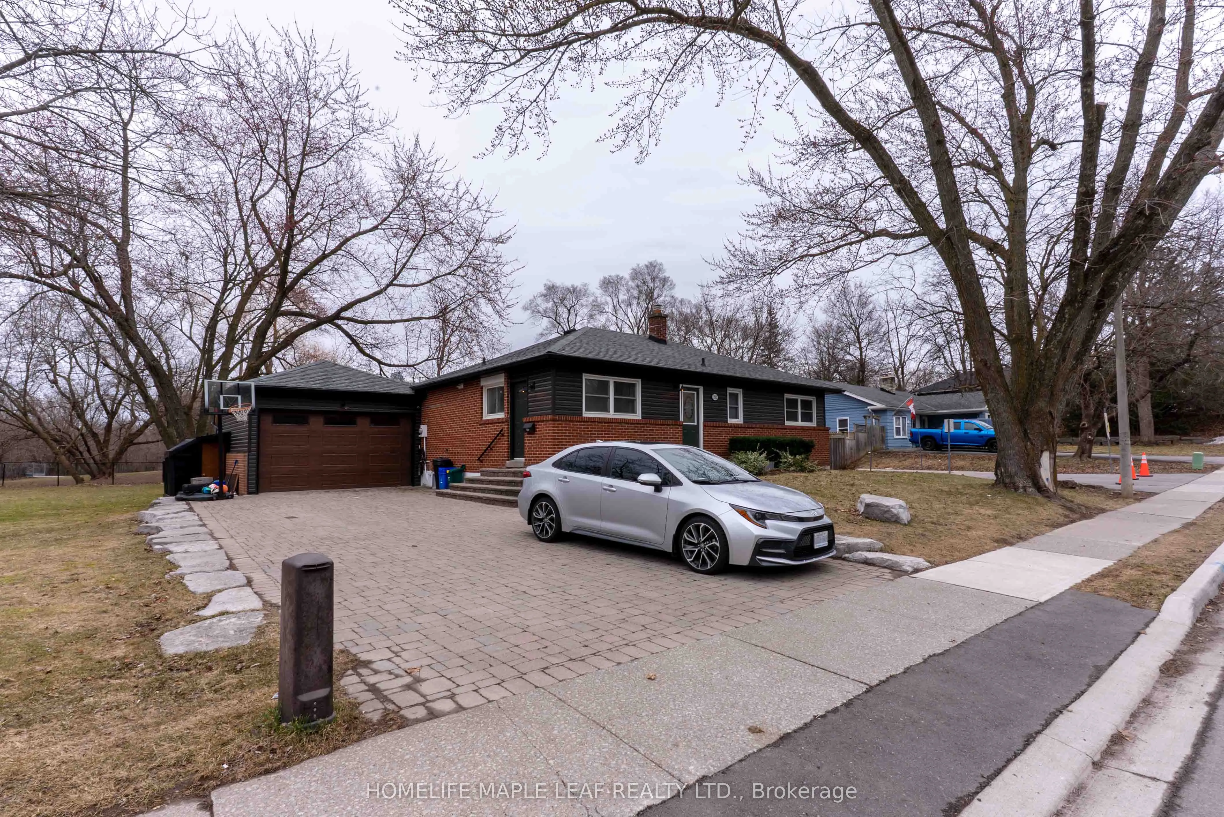 Detached 5 bedroom 4 bathroom at 292 Woodward Avenue in Milton - MLS# W12597616