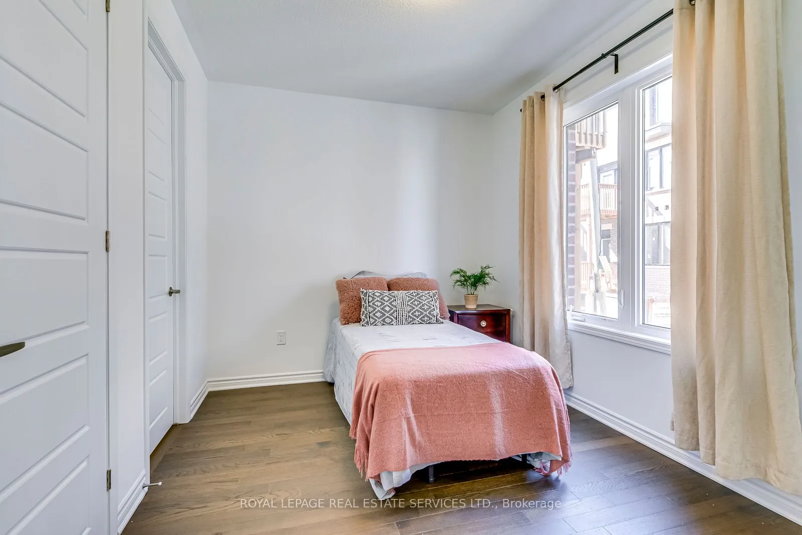 Att/Row/Townhouse living room at 5188 Viola Desmond Drive Mississauga