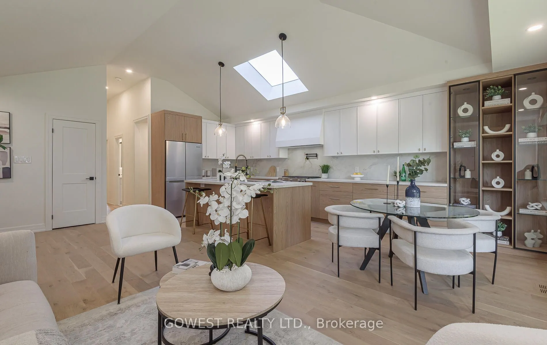 Detached interior view at 27 Hollister Road Toronto