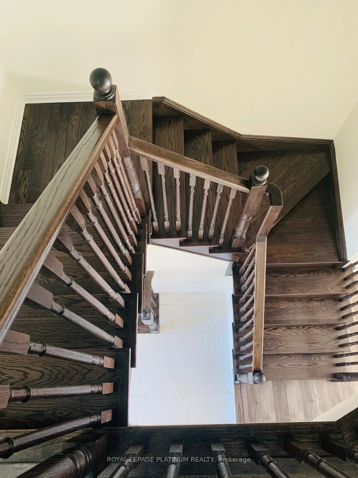 Att/Row/Townhouse living room at 1366 Sycamore Garden Milton