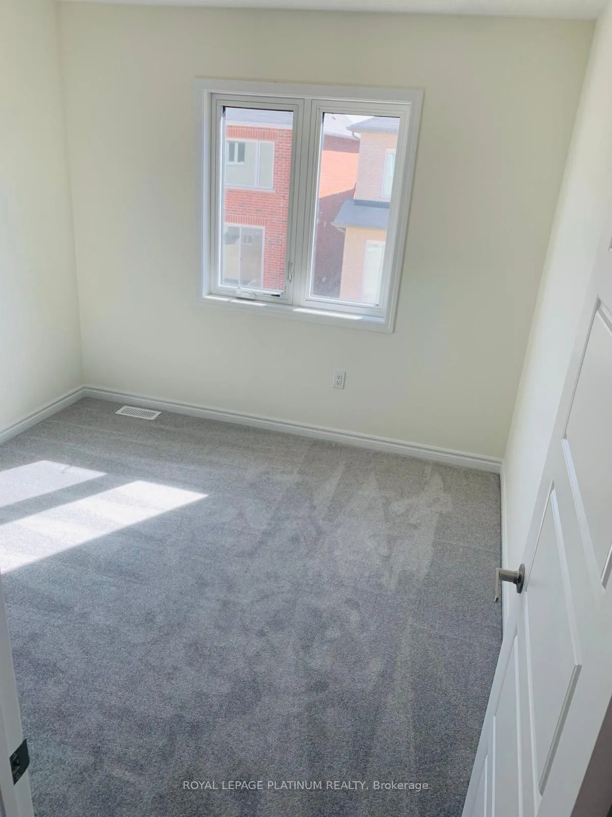 Att/Row/Townhouse interior view at 1366 Sycamore Garden Milton