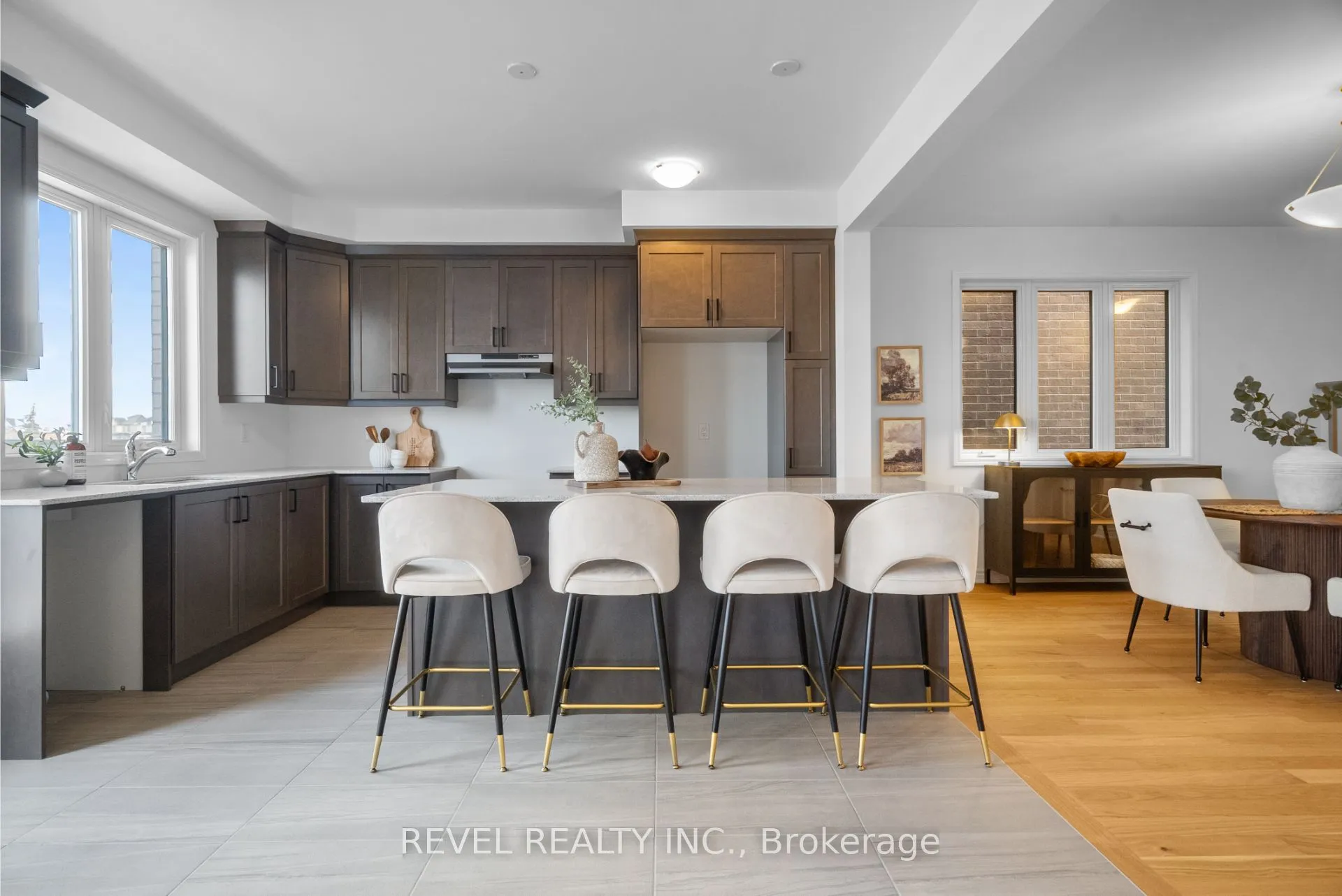 Detached living room at 1545 Rothbury Crescent Milton