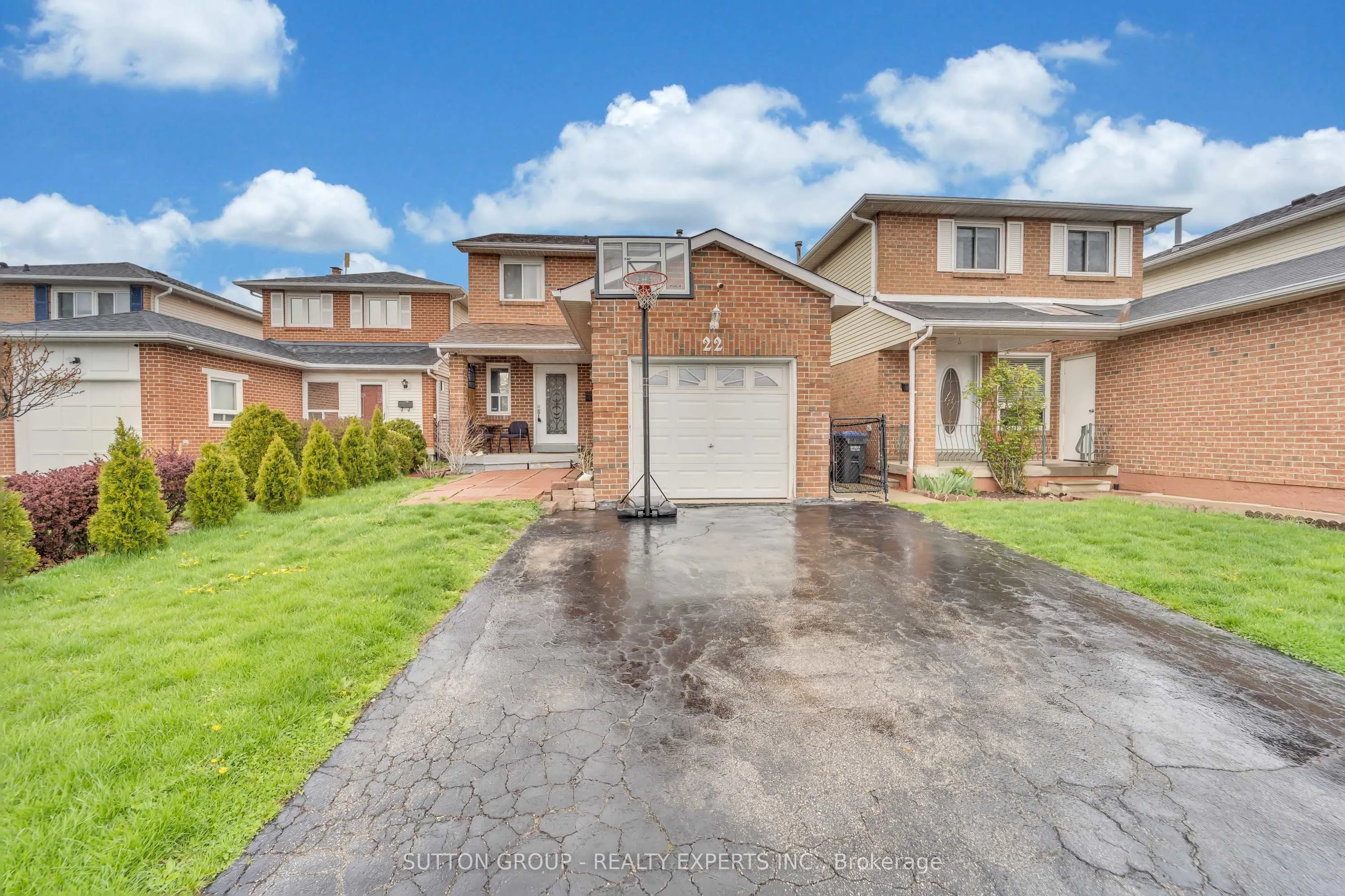 22 Summertime Court, Brampton, ON L6Z 2B4