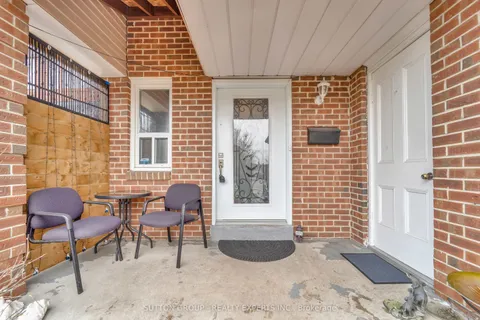 22 Summertime Court, Brampton, ON L6Z 2B4