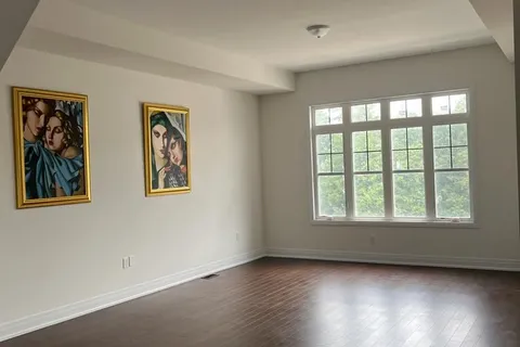 2102 Royal Gala Circle, Mississauga, ON L4Y 0H2